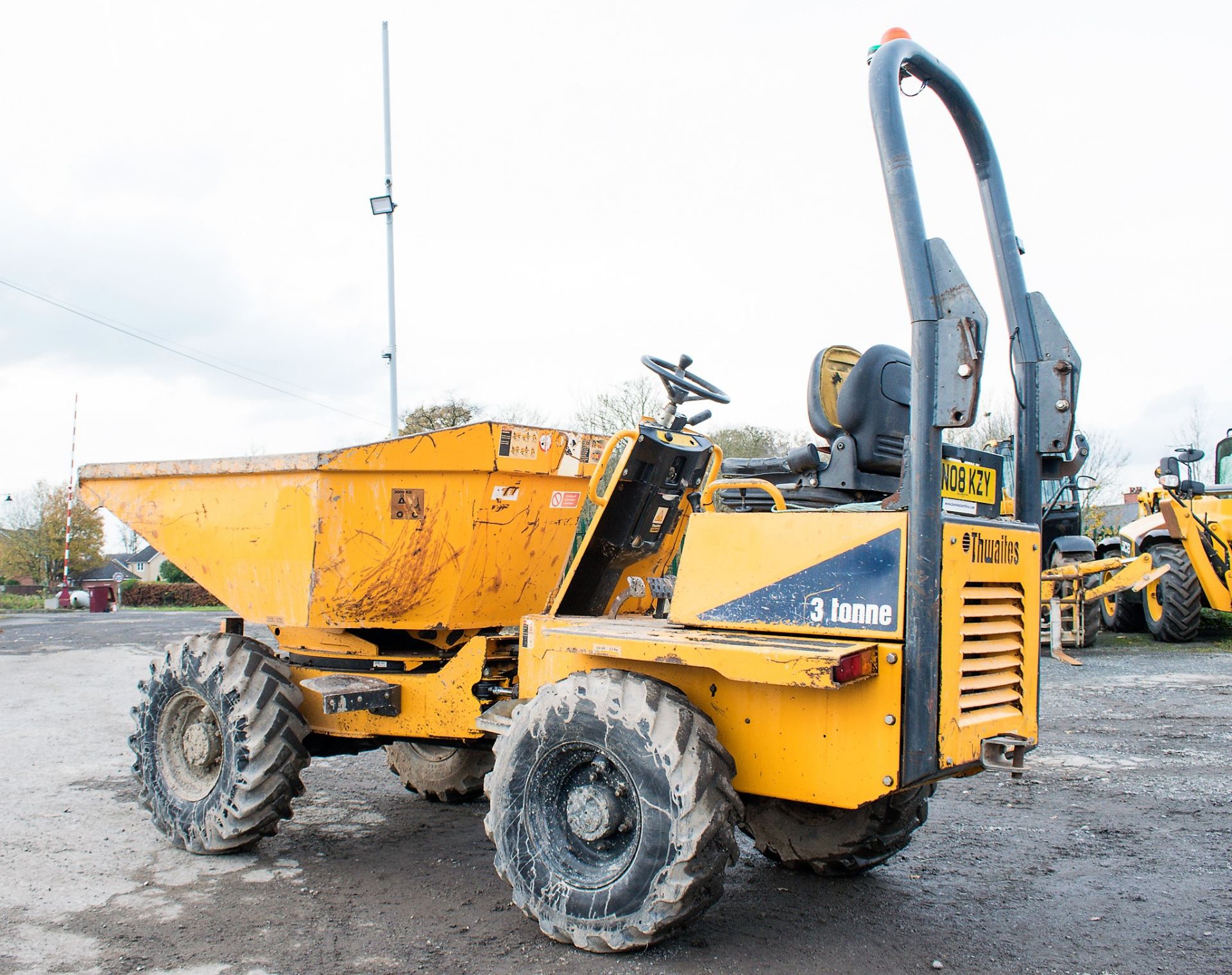 Thwaites 3 tonne swivel skip dumper Year: 2008 S/N: C2408 Recorded Hours: 2424 D1569 - Image 3 of 18