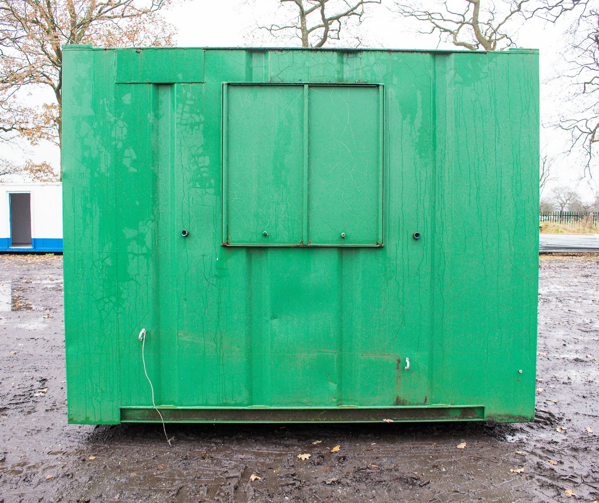 32 ft x 10 ft steel anti vandal office site unit Comprising of: 2 - offices & lobby c/w keys - Image 5 of 9