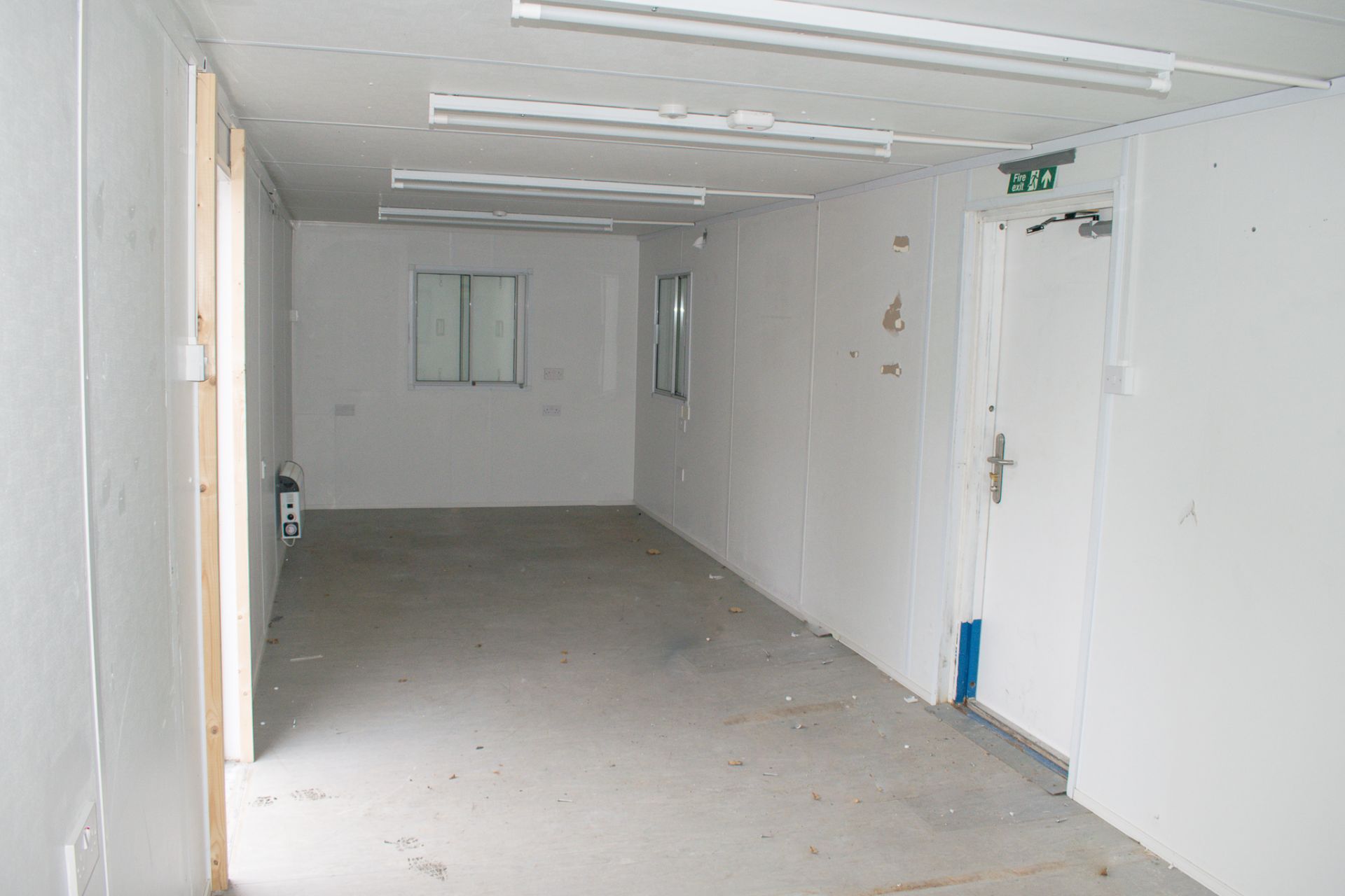 32 ft x 10 ft steel jack leg office site unit BBA1619 ** No keys & door missing ** - Image 7 of 8