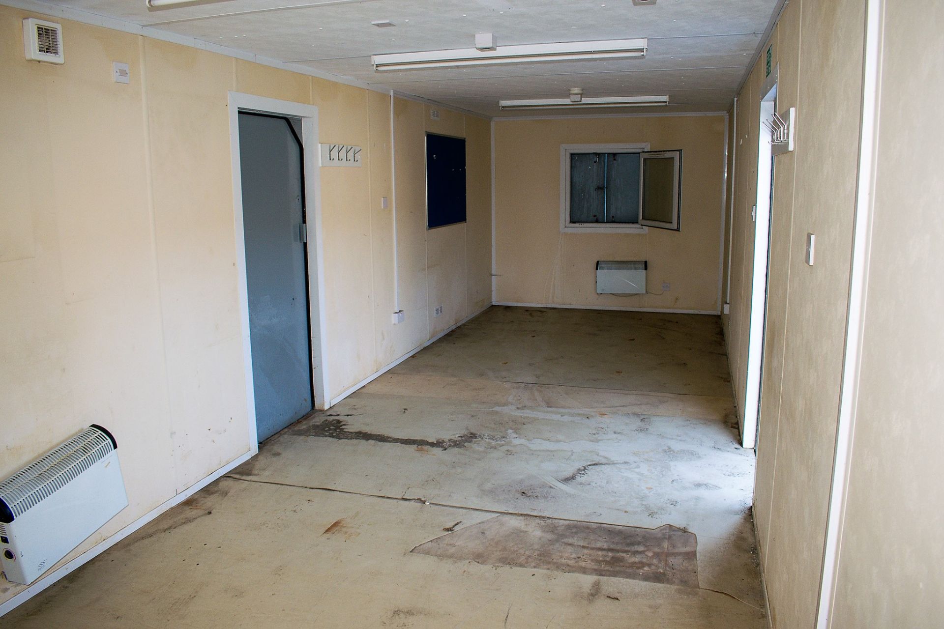 32 ft x 10 ft steel anti vandal office site unit GT34752 ** No keys & 1 door missing ** - Image 7 of 8