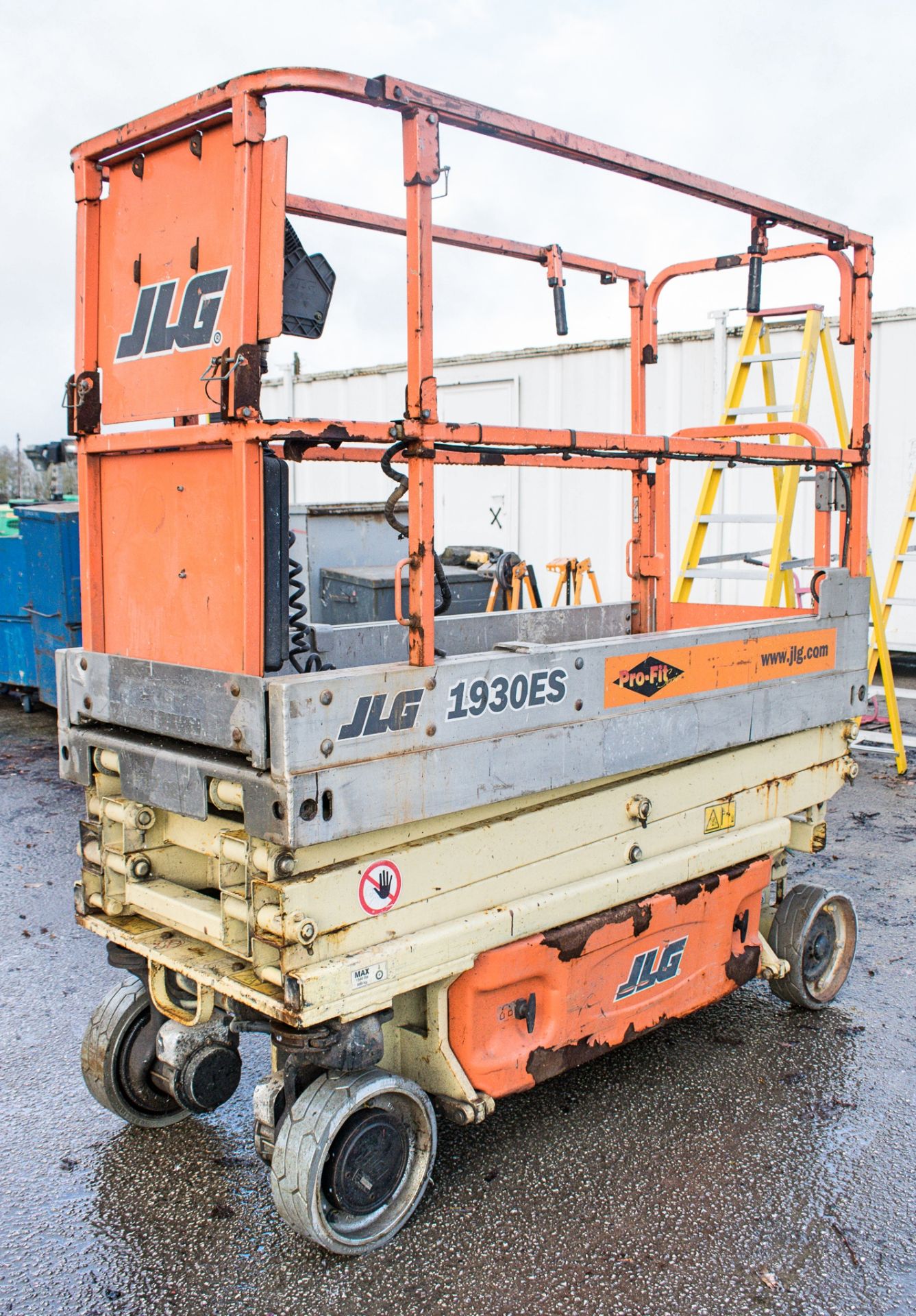 JLG 1930 ES battery electric scissor lift access platform Year: 2002 S/N: 16295 Recorded Hours: 333 - Image 3 of 6