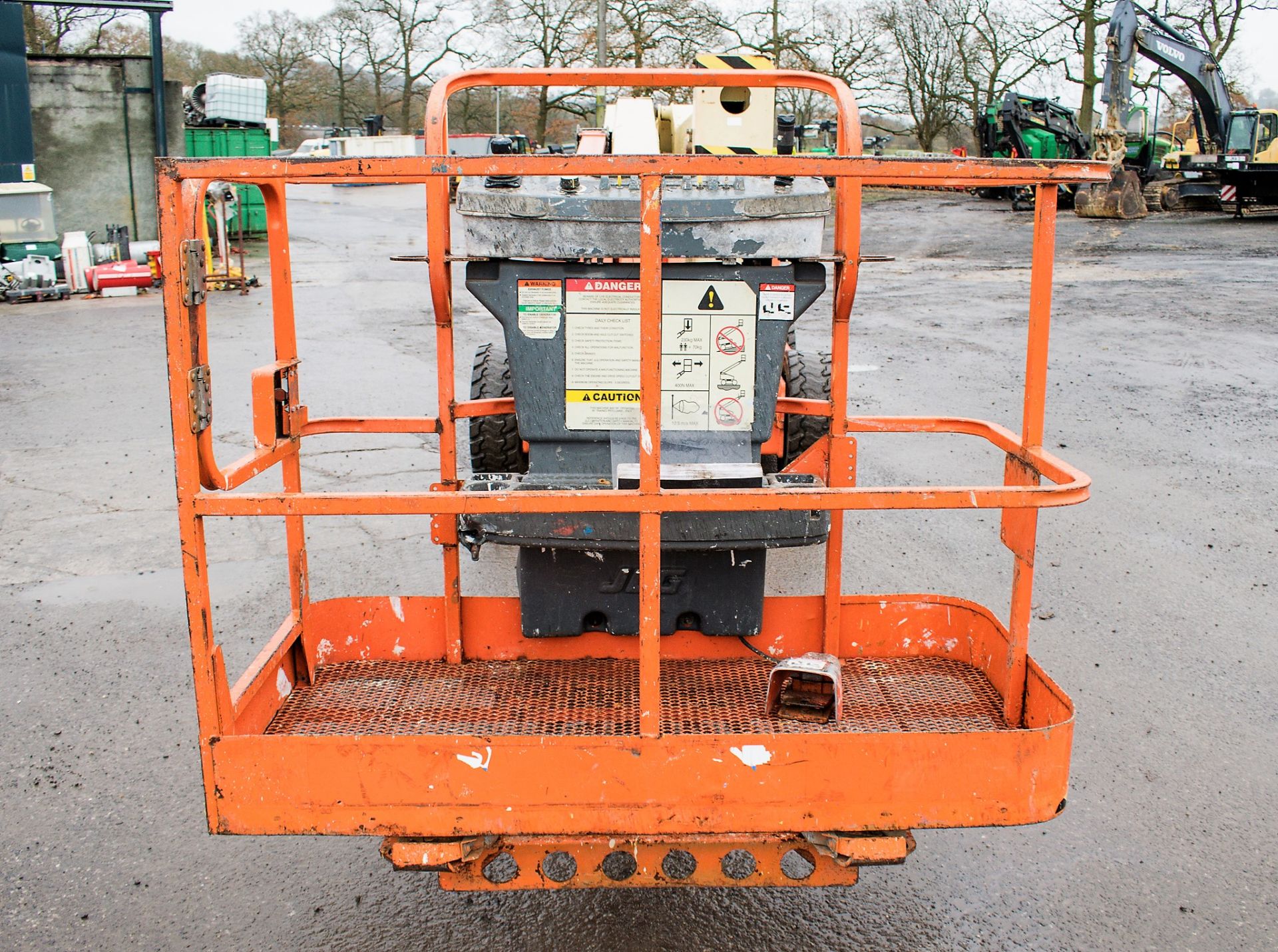 JLG M450 AJ 45 ft battery electric/diesel articulated boom lift access platform Year: 2005 S/N: - Image 5 of 15