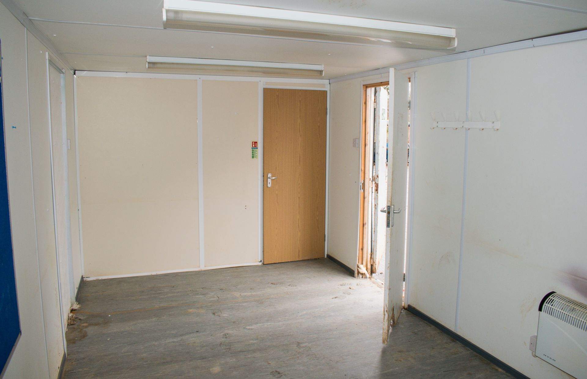 32 ft x 10 ft steel anti vandal office site unit c/w keys A440044 - Image 8 of 9