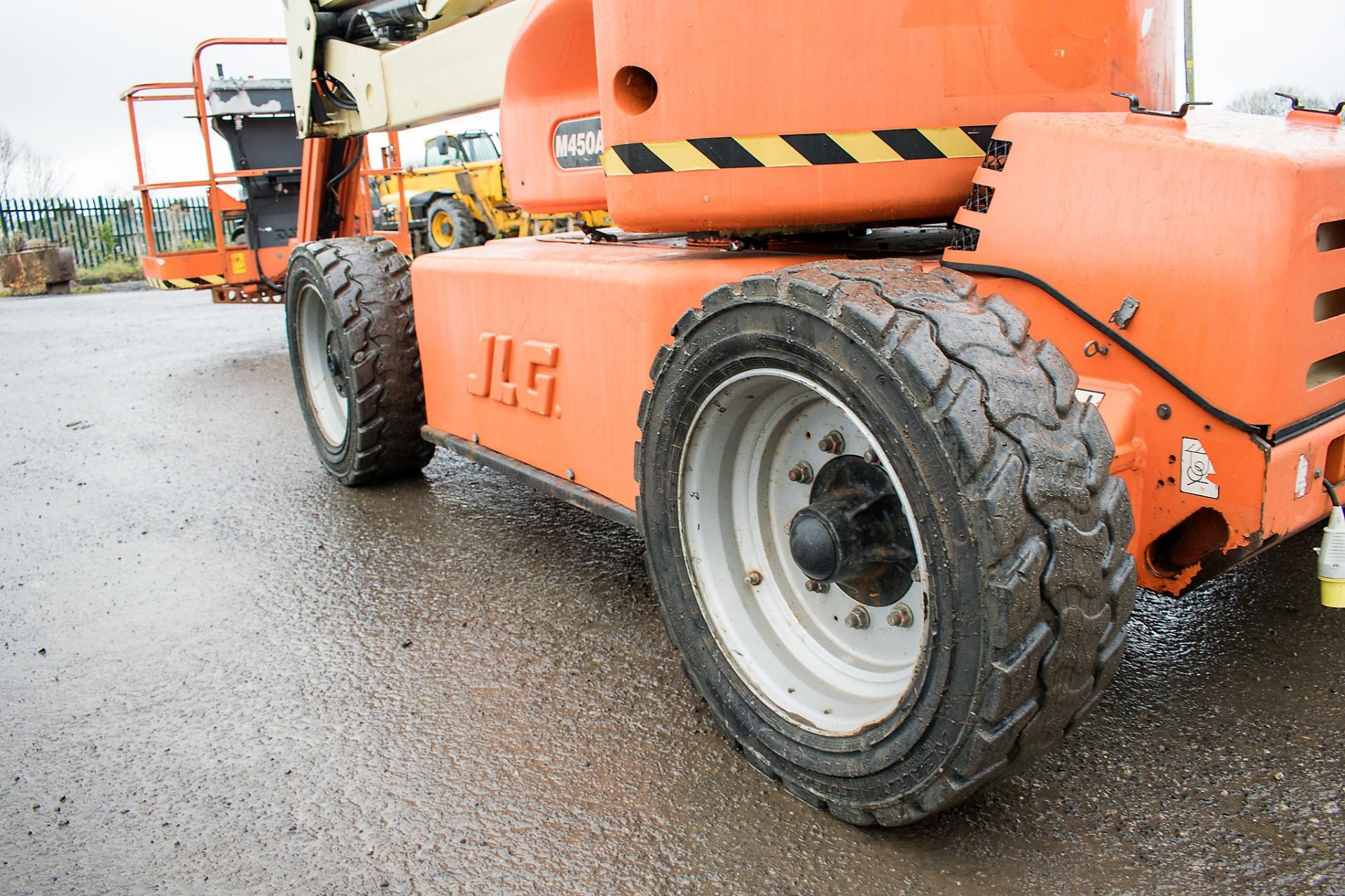 JLG M450 AJ 45 ft battery electric/diesel articulated boom lift access platform Year: 2005 S/N: - Image 7 of 15