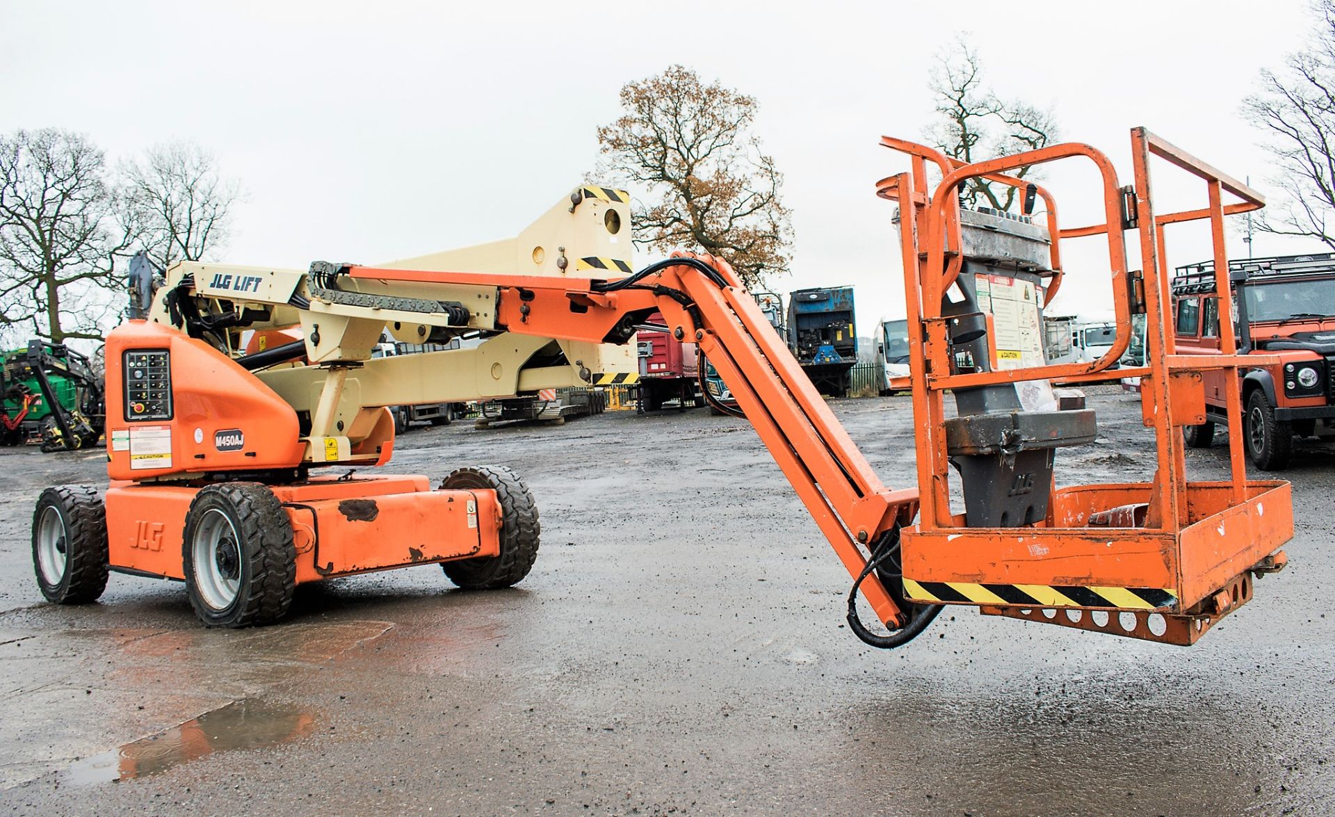 JLG M450 AJ 45 ft battery electric/diesel articulated boom lift access platform Year: 2005 S/N: - Image 2 of 15