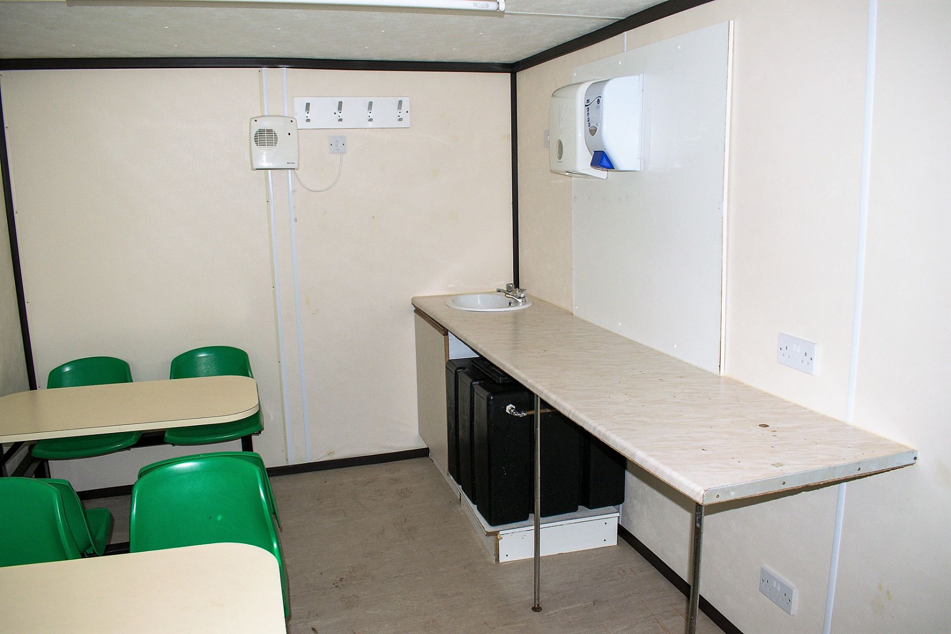 21 ft x 9 ft steel anti vandal welfare site unit Comprising of: canteen, toilet & generator room c/w - Image 9 of 13