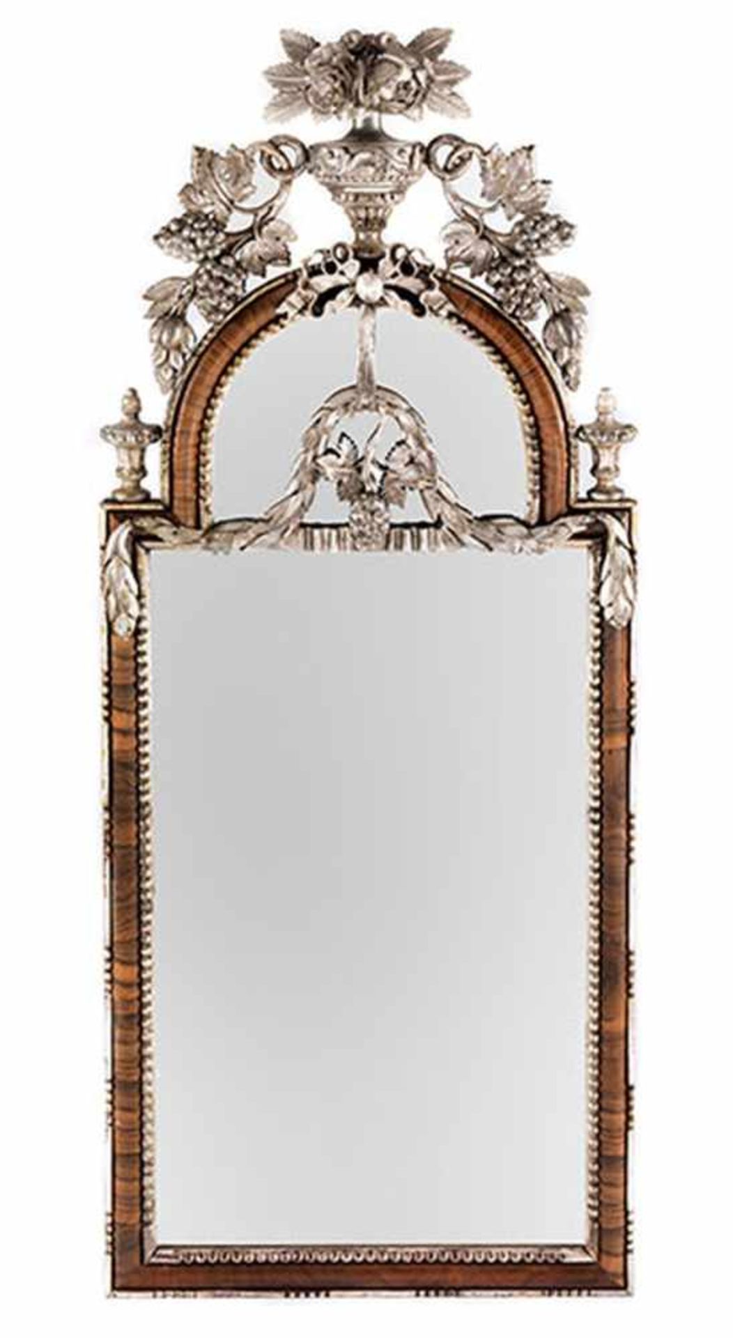 Altonaer Spiegel Höhe: 128 cm. Breite: 52,5 cm. Altona, um 1770/80. Weichholz, geschnitzt, - Bild 3 aus 3