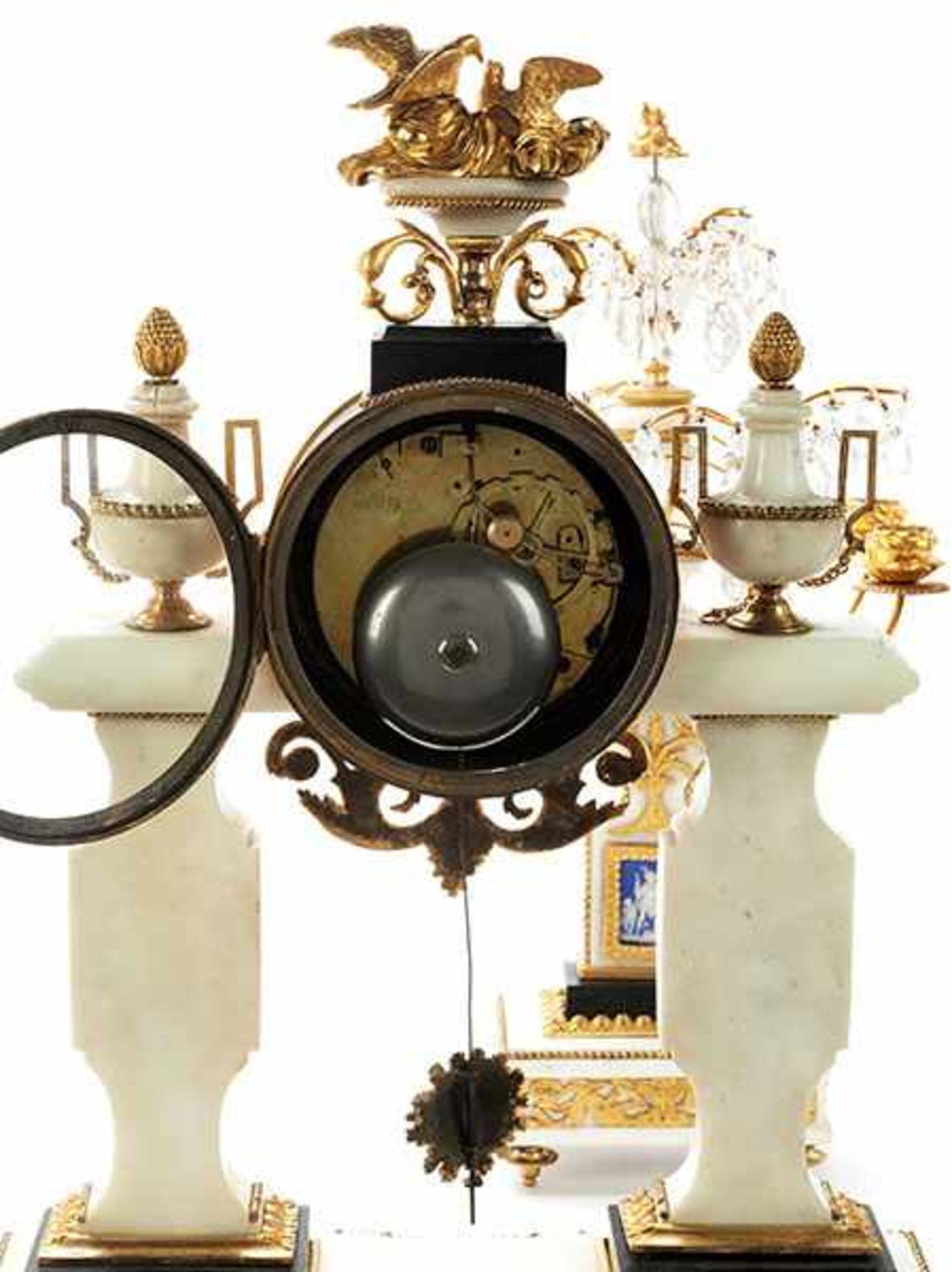 Kamingarnitur Höhe der Uhr: 50 cm. Höhe der Girandolen: 47 cm. Frankreich, 18. Jahrhundert oder - Bild 4 aus 5