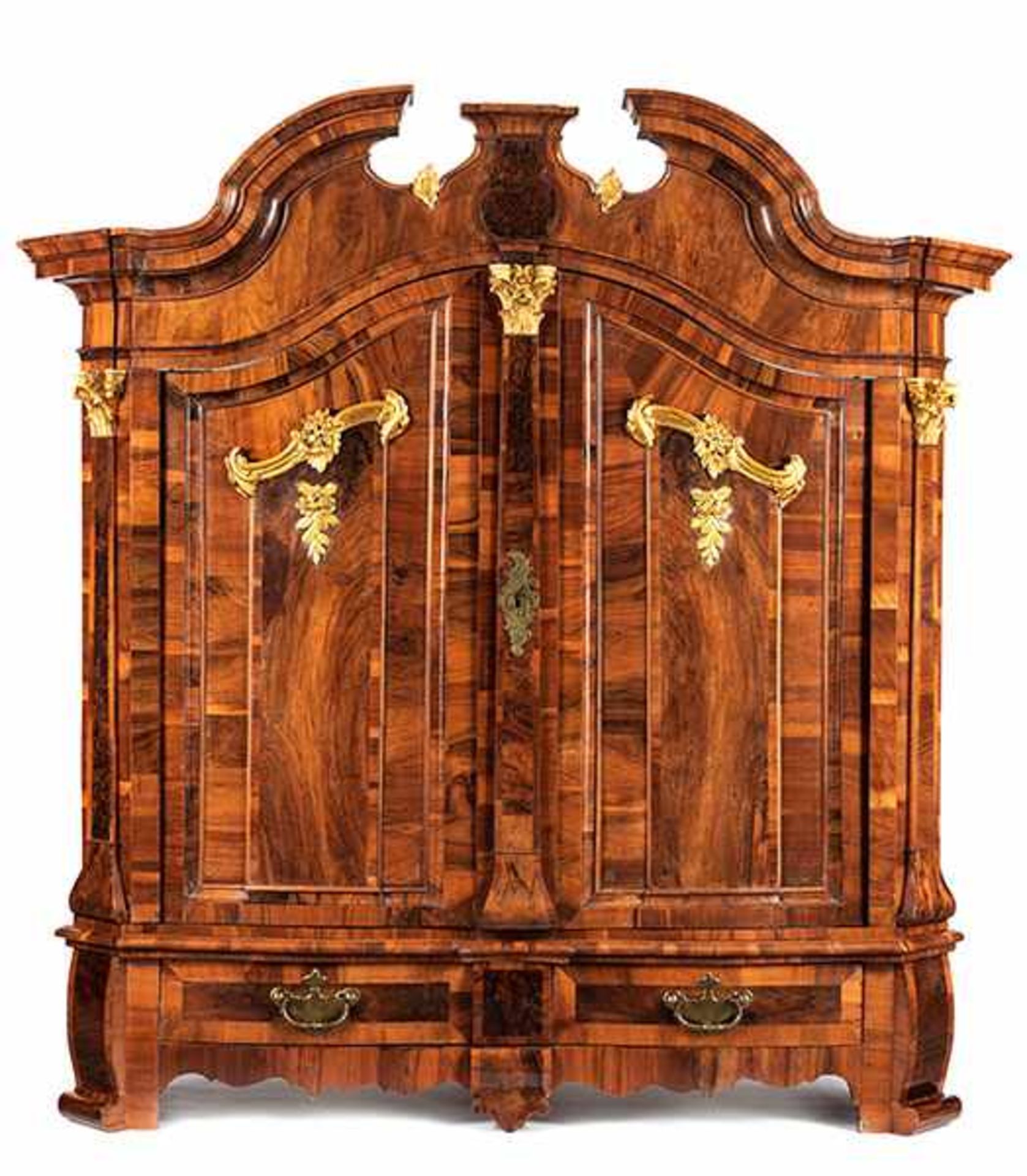 Großer Barock-Schrank mit gesprengtem Giebel Höhe: 220 cm. Breite: 200 cm. Tiefe: 70 cm.