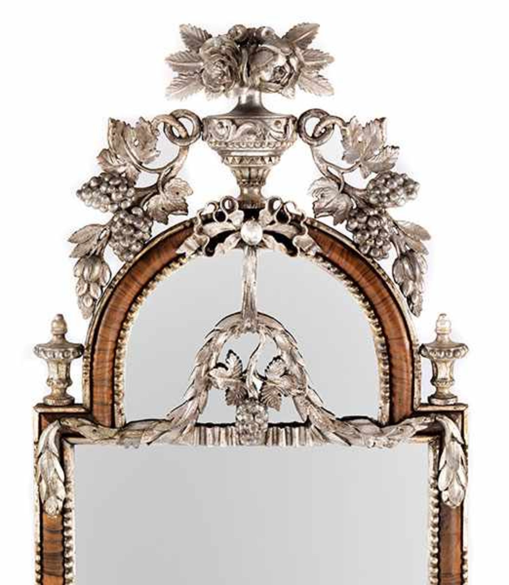 Altonaer Spiegel Höhe: 128 cm. Breite: 52,5 cm. Altona, um 1770/80. Weichholz, geschnitzt, - Bild 2 aus 3