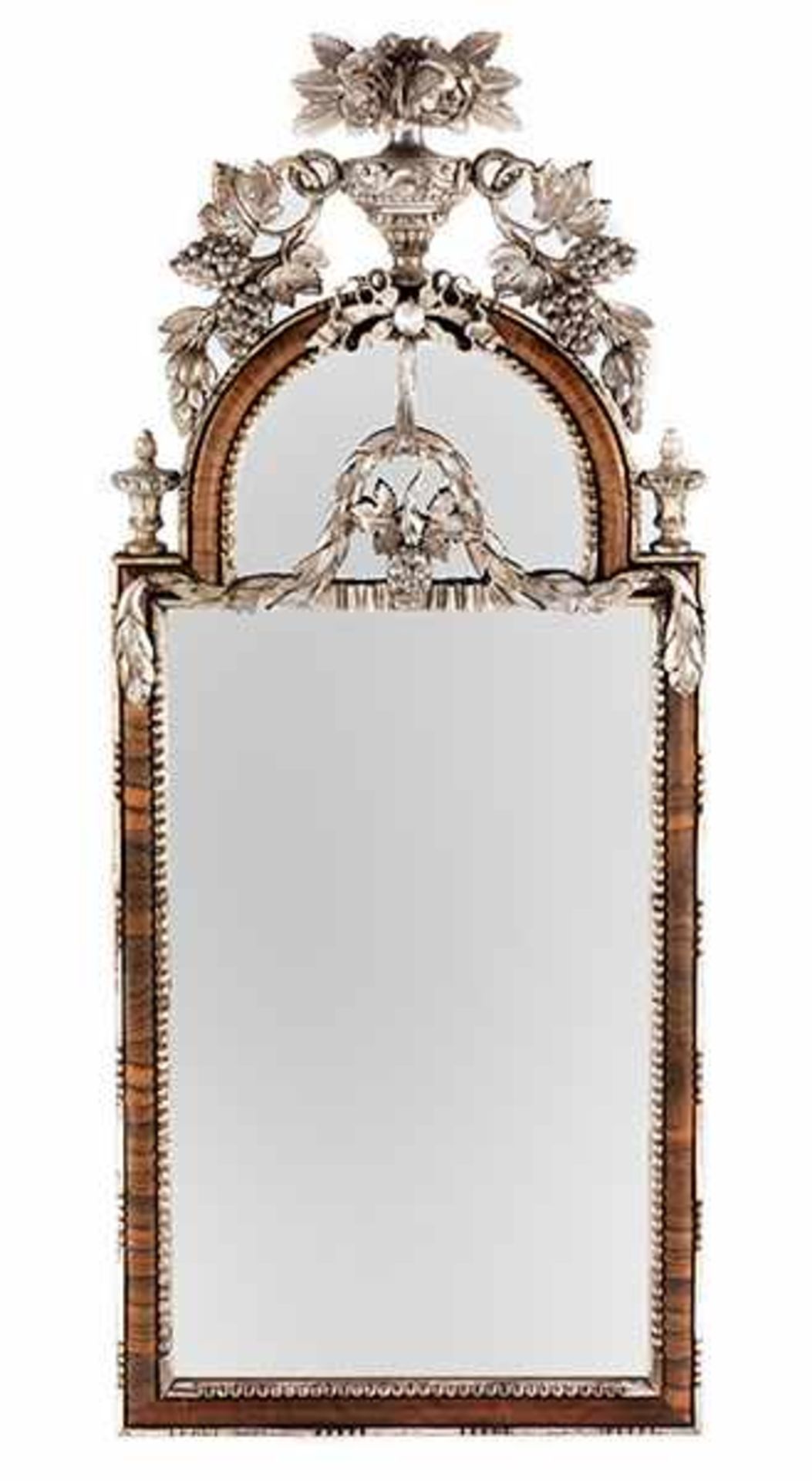 Altonaer Spiegel Höhe: 128 cm. Breite: 52,5 cm. Altona, um 1770/80. Weichholz, geschnitzt,
