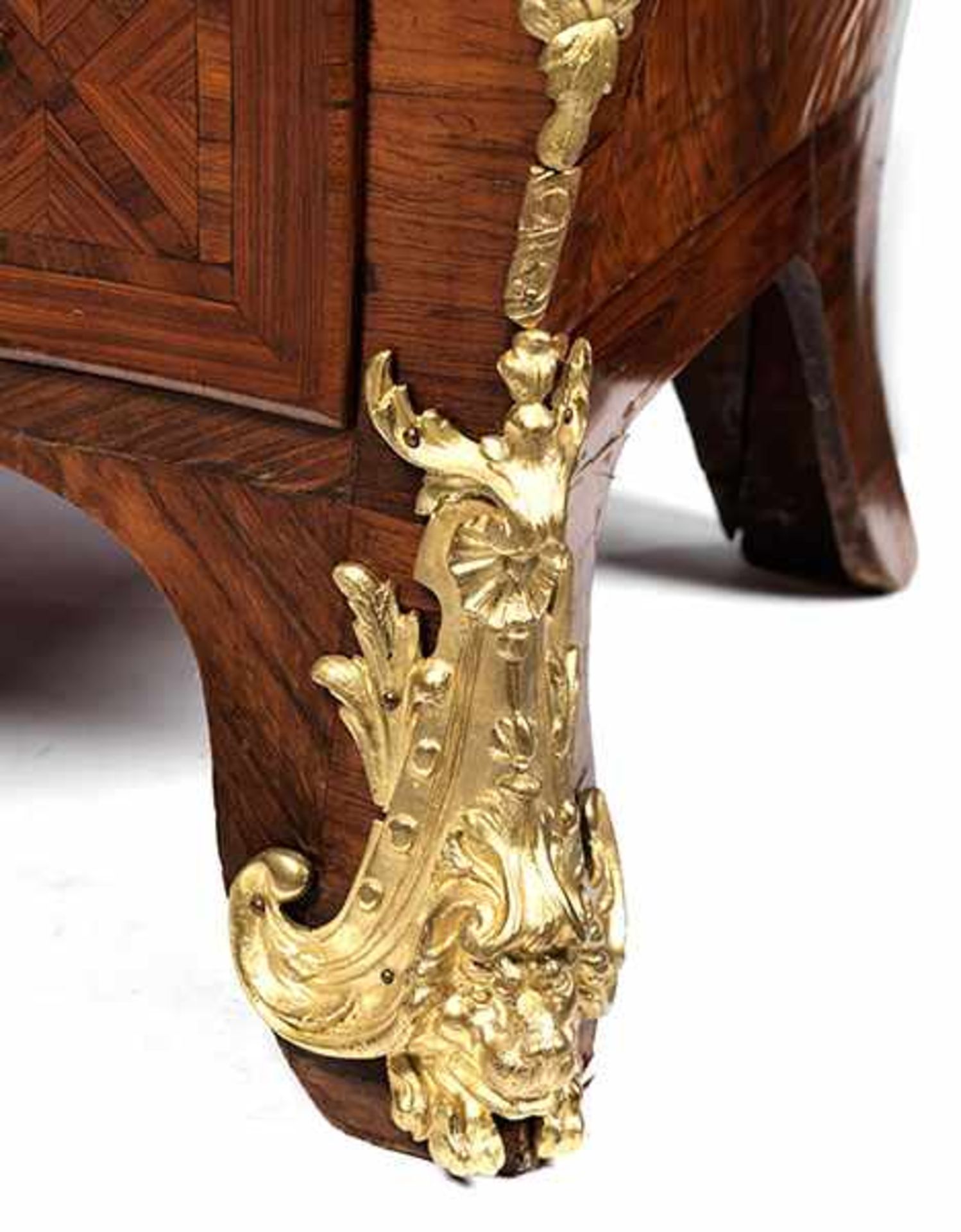 Dreischübige Louis XV-Kommode mit Marmorplatte Höhe: 85 cm. Breite: 131 cm. Tiefe: 70 cm. - Bild 4 aus 5