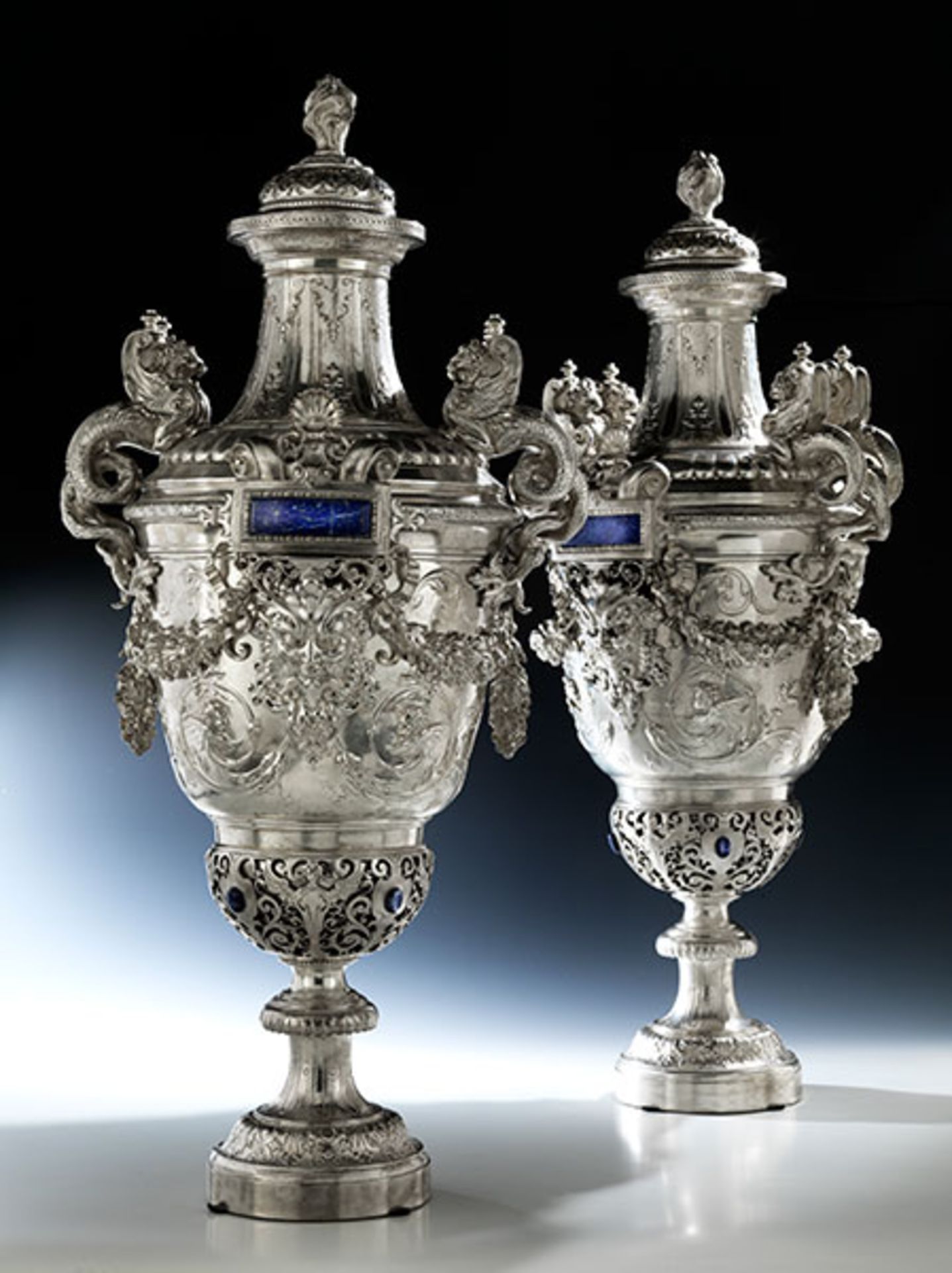 Paar große dekorative Vasen im klassizistischen Stil Höhe: 77 cm. 19. Jahrhundert. Profilierte,