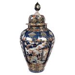 Hochdekorative große Imari-Vase Höhe: ca. 87 cm. Japan, 19. Jahrhundert. Porzellan, gegossen,