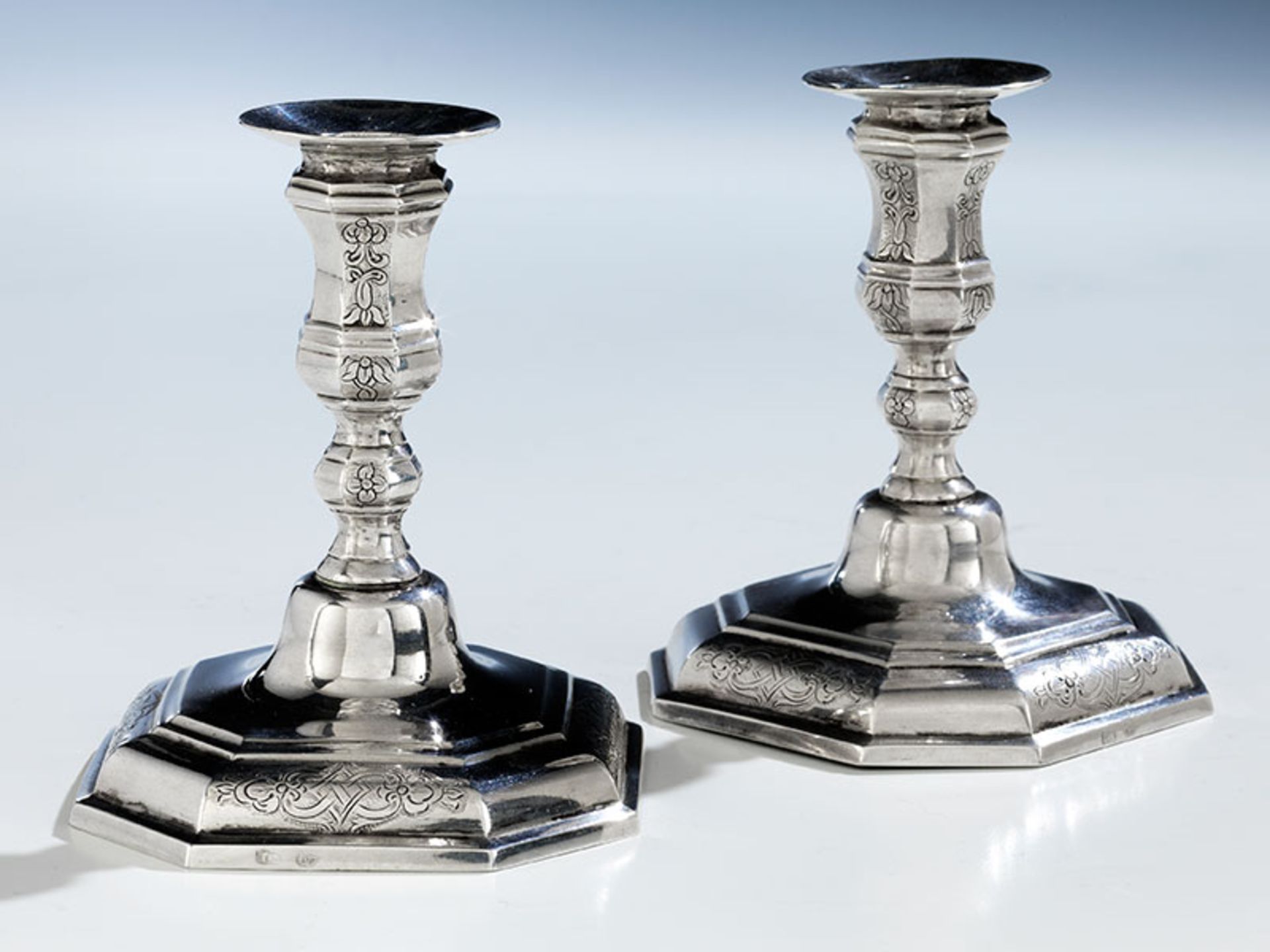 Paar Augsburger Silberleuchter Höhe: 9,7 cm. Gesamtgewicht: 240 g. Jeweils am Stand punziert mit - Bild 2 aus 4