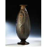 Bedeutende Edgar Brandt-Vase Höhe: 63,5 cm. Am Fuß signiert. Edgar Brandt (1880-1960) studierte an