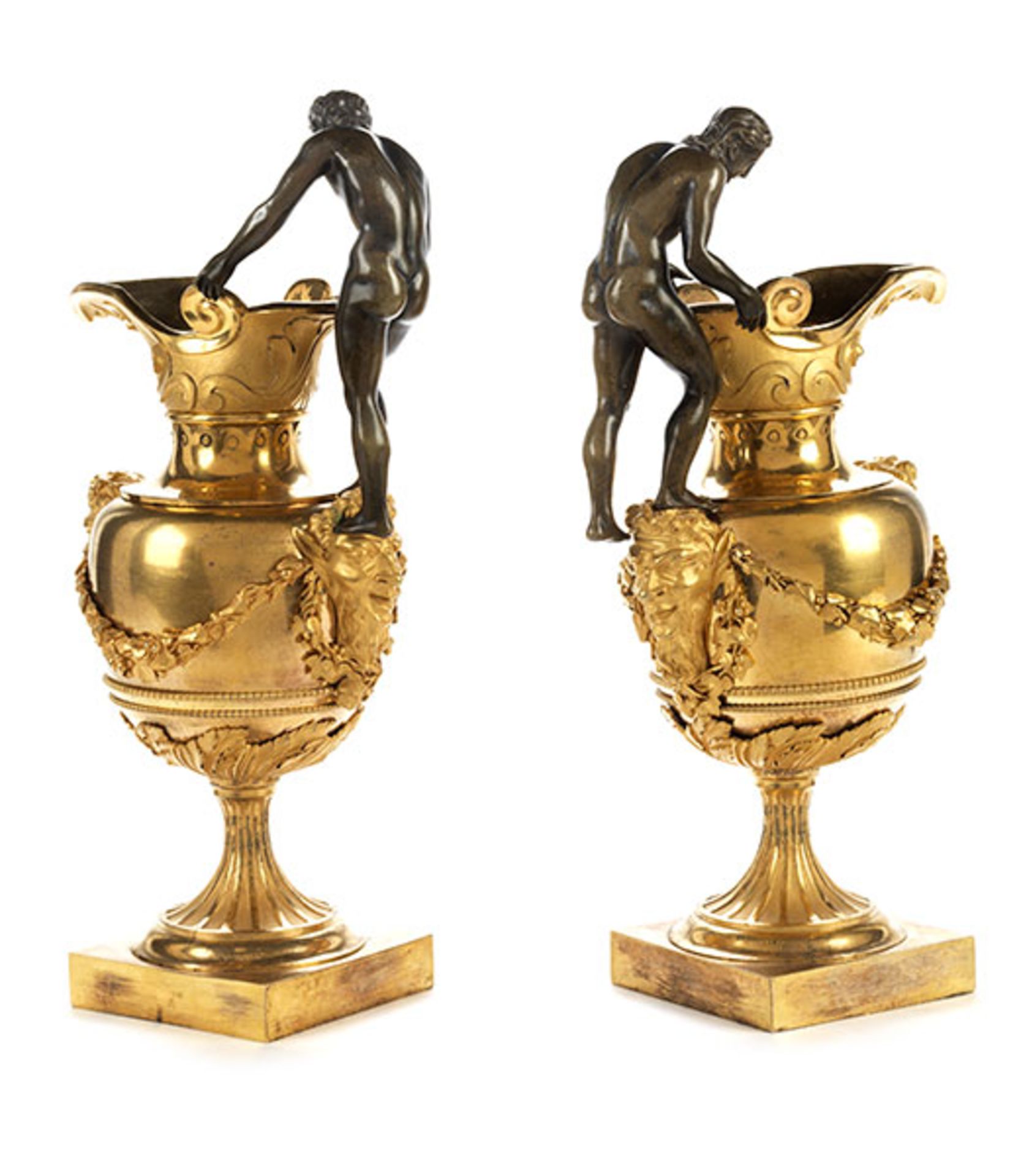 Ein Paar Pariser Schenkkannen Höhe: 33 cm. Basis: 10 x 10 cm. Paris, Ende 18. Jahrhundert. Bronze, - Bild 4 aus 6