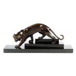 Georges Lavroff, 1895 "" 1991 Moskau SKULTPUR EINES TIGERS Gesamthöhe: 26 cm. Sockelmaß: 59 x 15 cm.