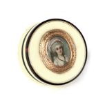 Zierliche Elfenbeindose Durchmesser: 5,8 cm. Frankreich, um 1770. Elfenbein, gedrechselt, mit