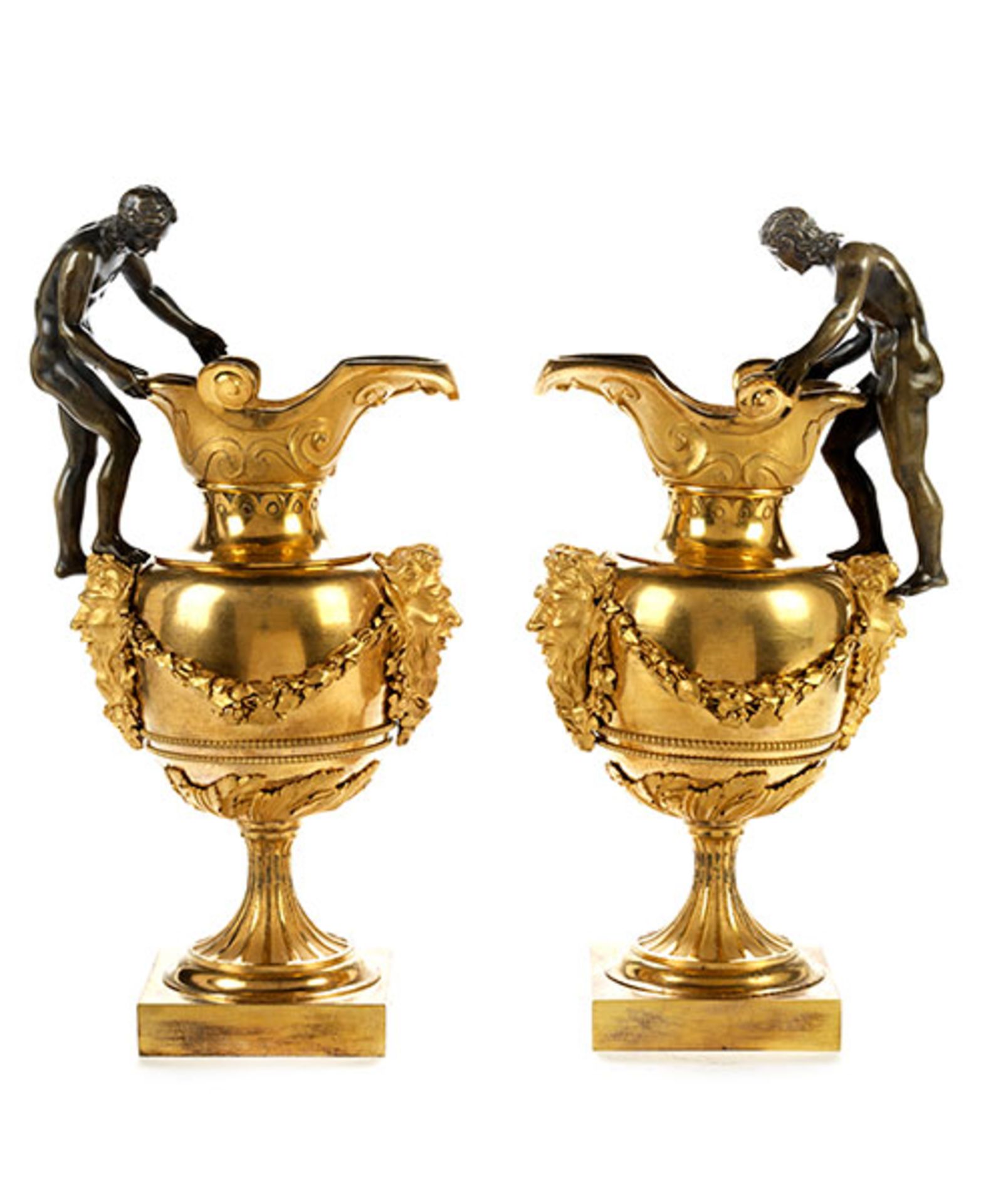 Ein Paar Pariser Schenkkannen Höhe: 33 cm. Basis: 10 x 10 cm. Paris, Ende 18. Jahrhundert. Bronze, - Bild 2 aus 6