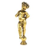 Kleine vergoldete Bronzefigur eines Putto, auf einer Kugel stehend Höhe: 12 cm. 19. Jahrhundert.