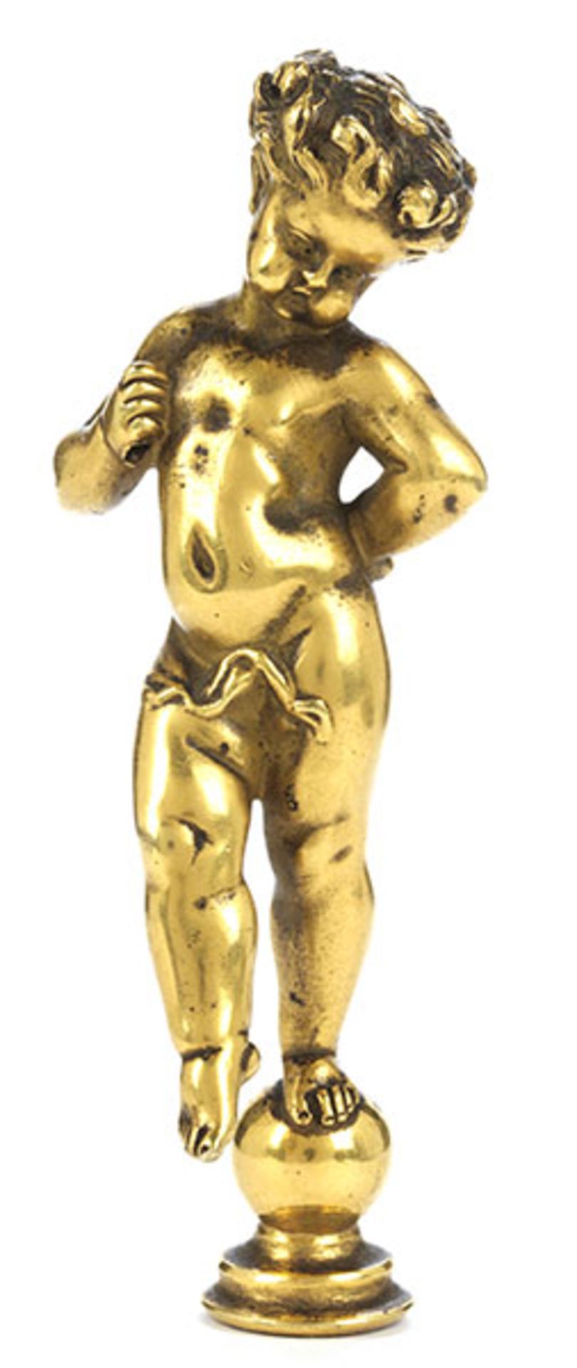 Kleine vergoldete Bronzefigur eines Putto, auf einer Kugel stehend Höhe: 12 cm. 19. Jahrhundert.
