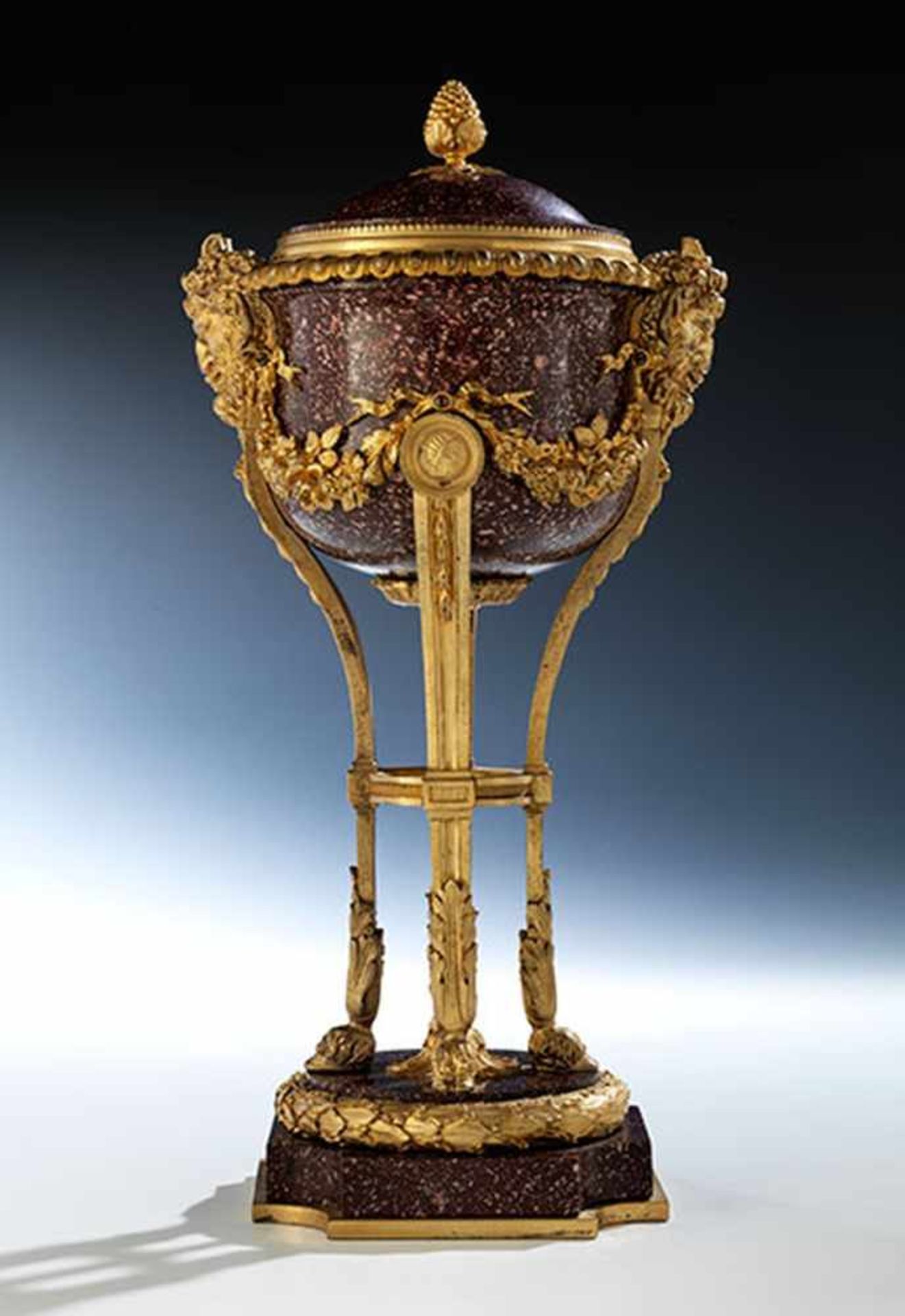 Prächtige Kamindeckelvase in ägyptischem Porphyr mit vergoldeter Bronzemontierung Höhe: 41 cm. 19. - Bild 7 aus 7