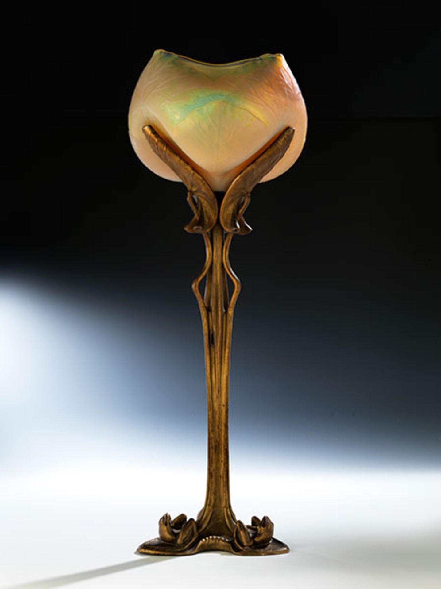 Extrem seltene Nénuphar Tischlampe Höhe: 74 cm. Fuß signiert "L. Majorelle Nancy", Lampenschirm
