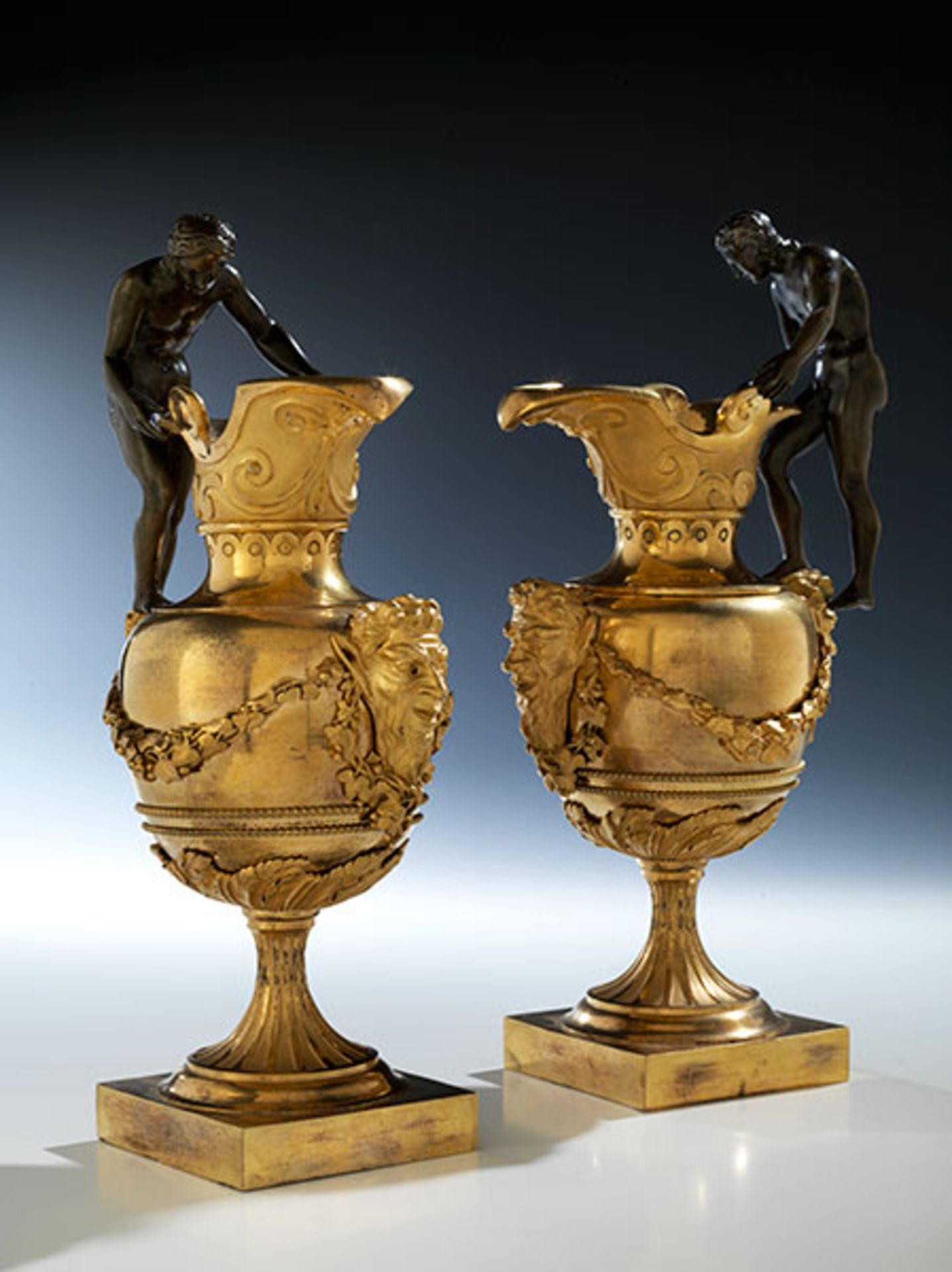 Ein Paar Pariser Schenkkannen Höhe: 33 cm. Basis: 10 x 10 cm. Paris, Ende 18. Jahrhundert. Bronze, - Bild 3 aus 6