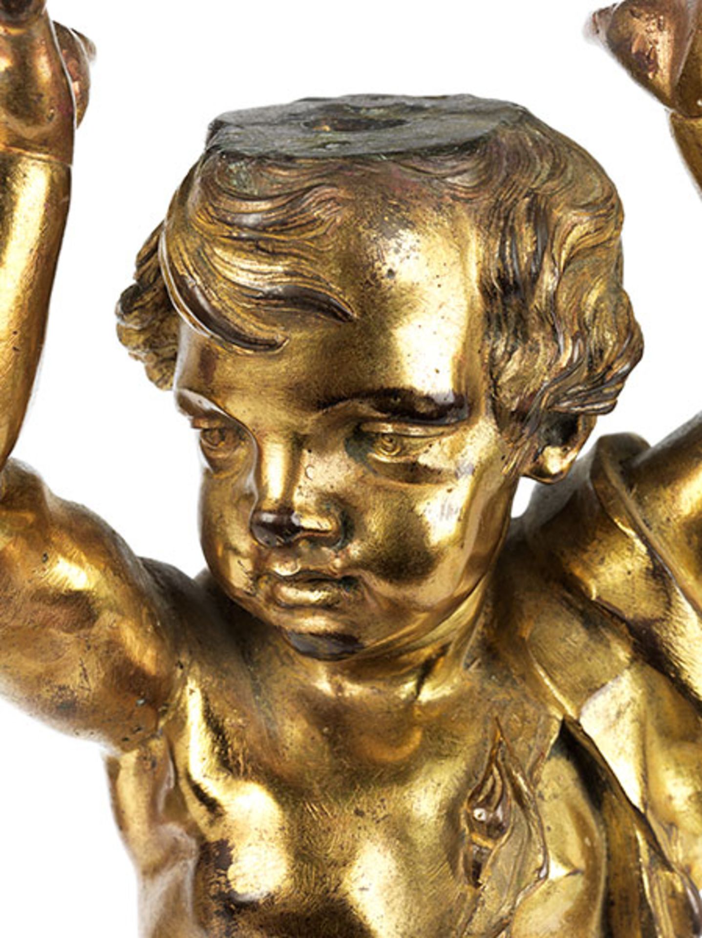 Vergoldete Bronzefigur eines Putto Höhe: 47 cm. Frankreich, 18. Jahrhundert. Im Kontrapost auf - Bild 4 aus 5