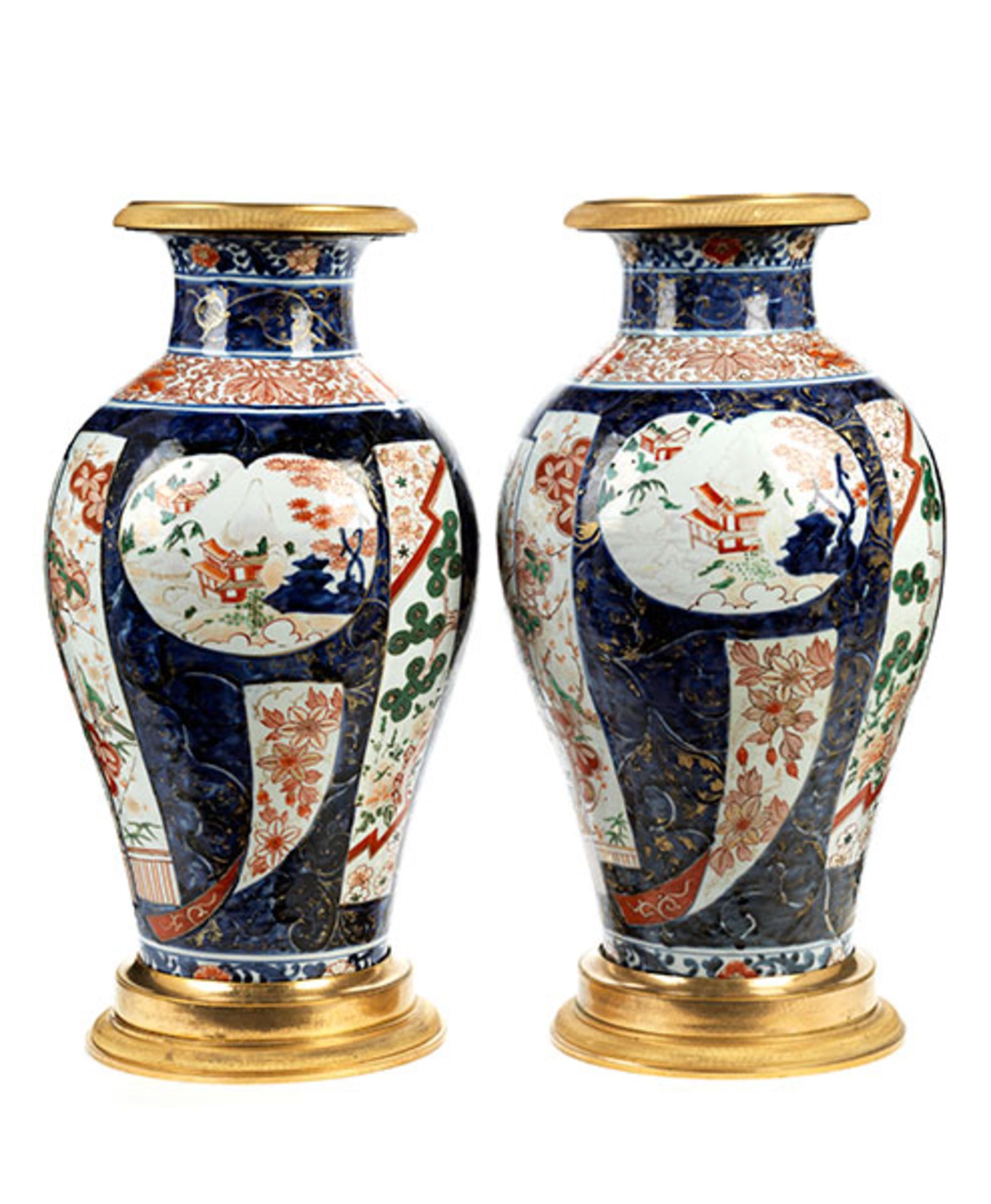 Paar japanische Vasen Höhe: je 56 cm. 19. Jahrhundert. Porzellan, polychrom staffiert in Eisenrot, - Bild 2 aus 4