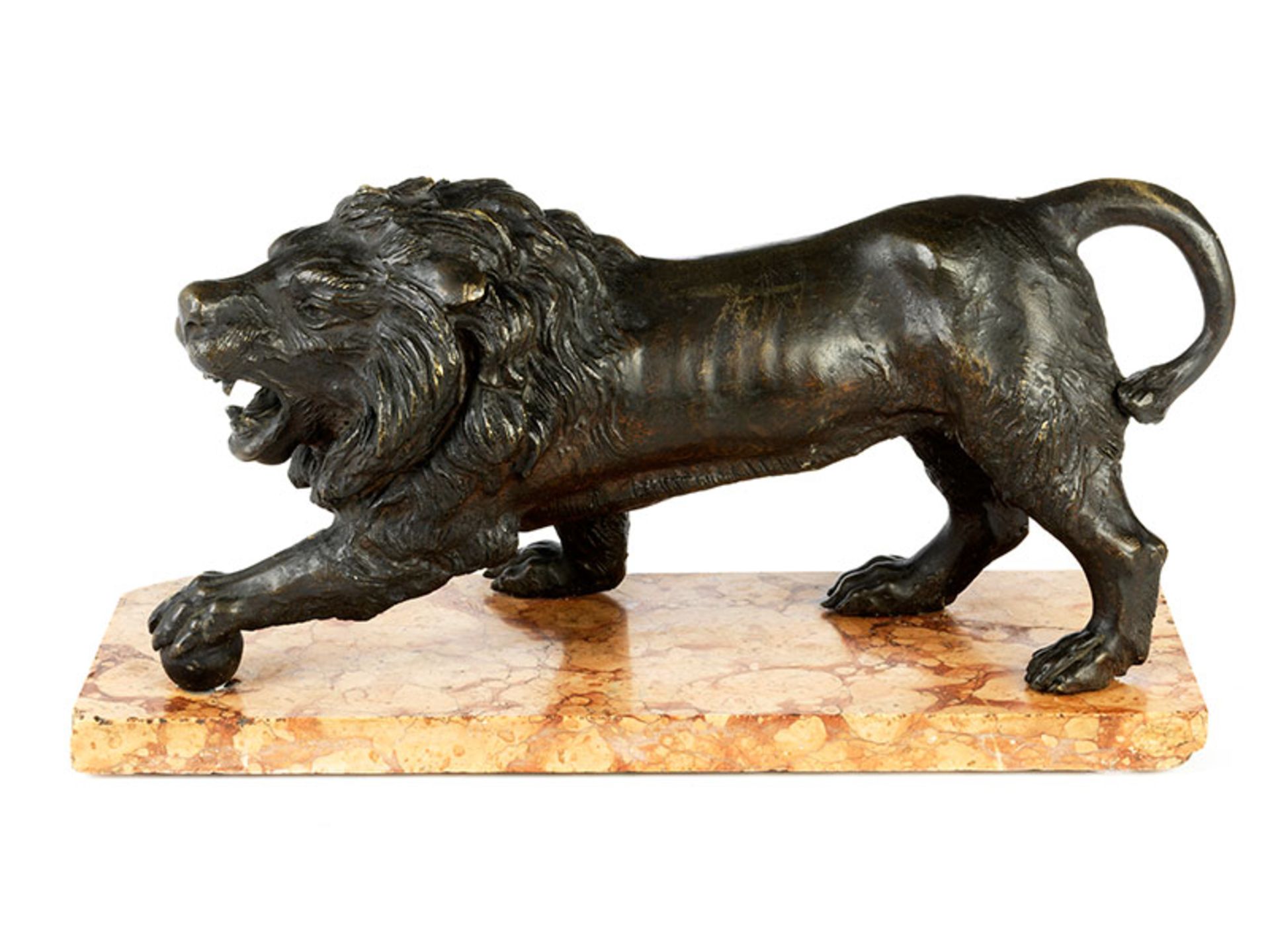 Bronzelöwe Höhe: 17,5 cm (ohne Sockel). Italien. Über rechteckigem Sockel in Giallo Antico die - Bild 2 aus 3