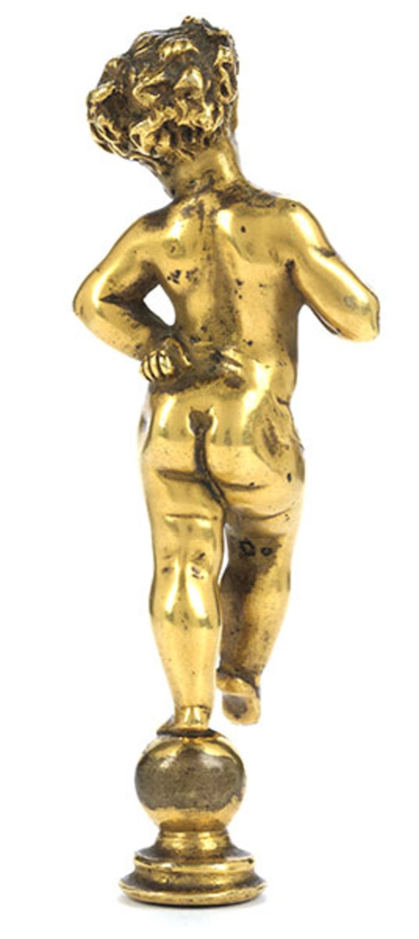 Kleine vergoldete Bronzefigur eines Putto, auf einer Kugel stehend Höhe: 12 cm. 19. Jahrhundert. - Bild 2 aus 3