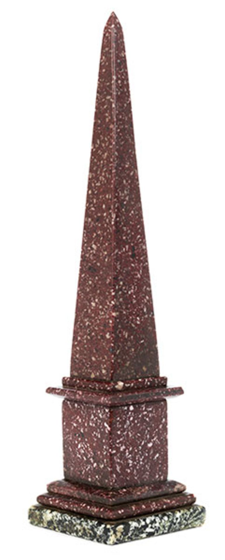 Tischobelisk Höhe: 21 cm. Um 1800. In rotem Porphyr, mit Sockel, über Granitsockelplatte. (1190663)