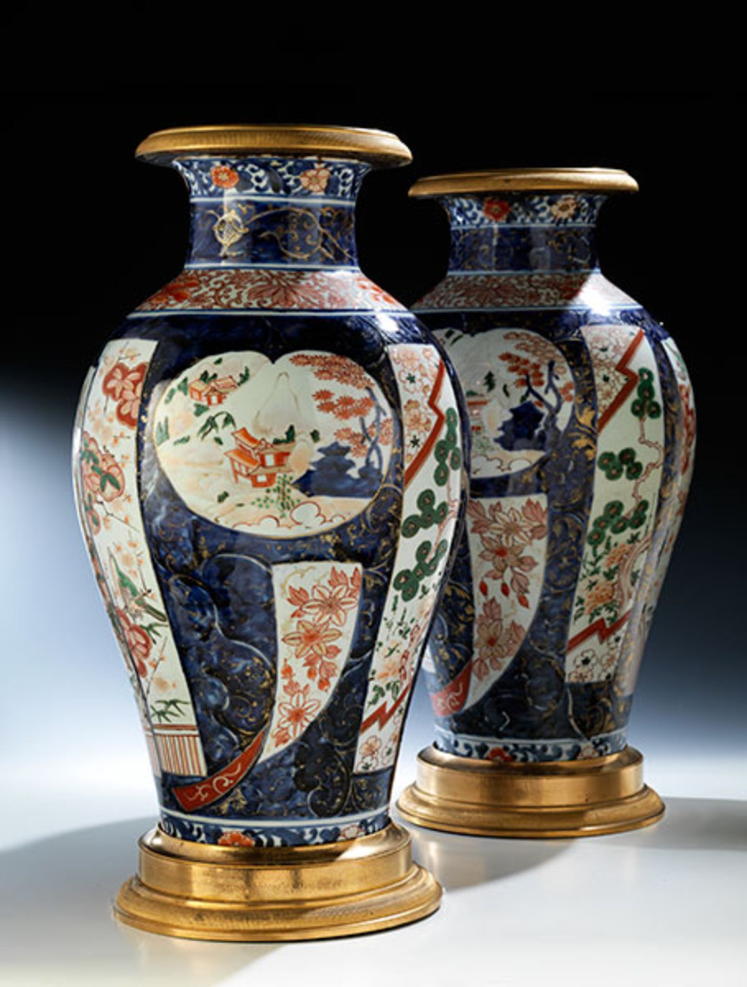 Paar japanische Vasen Höhe: je 56 cm. 19. Jahrhundert. Porzellan, polychrom staffiert in Eisenrot,