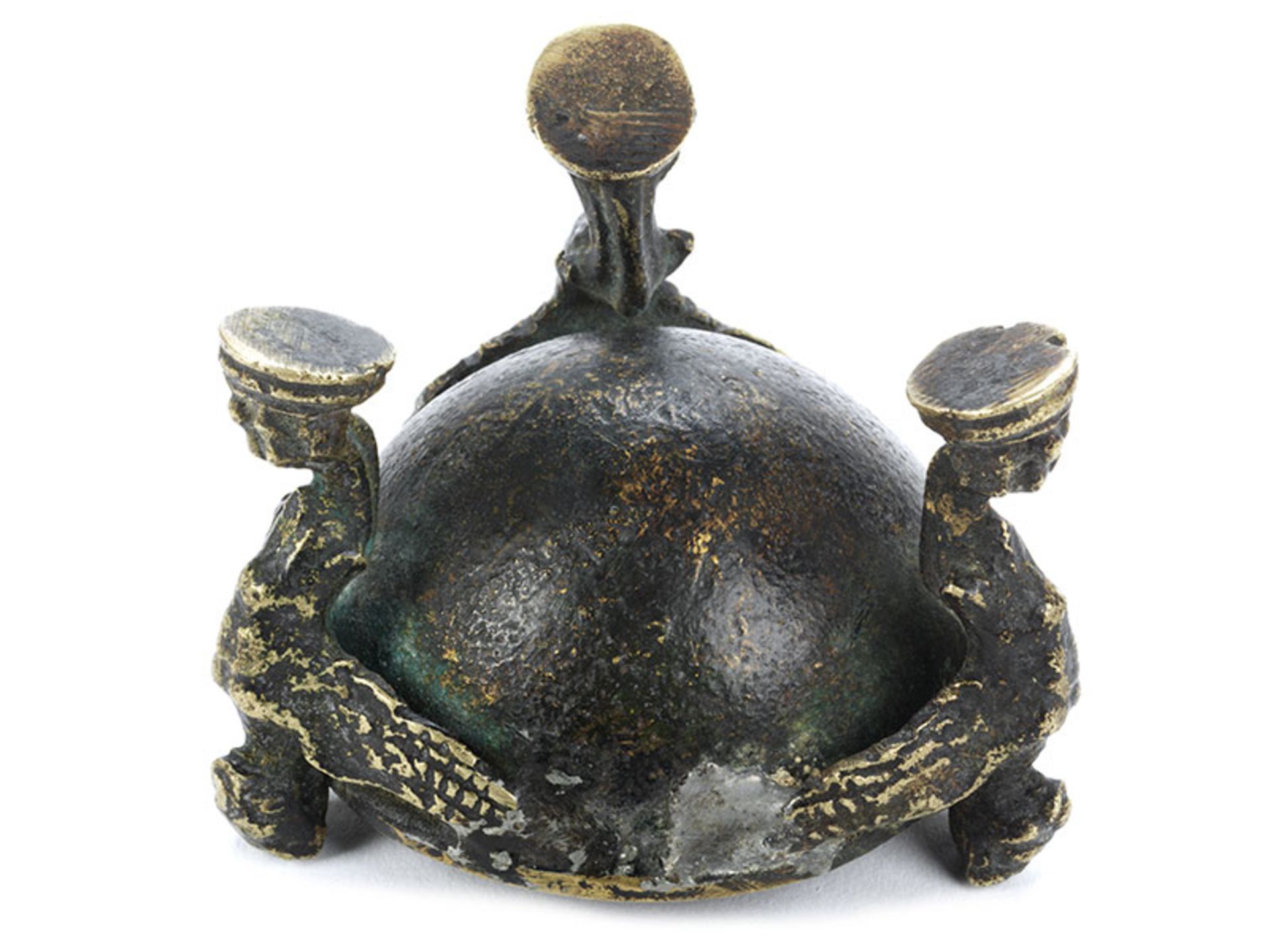Bronzeschälchen Höhe: 4,4 cm. Durchmesser: 6 cm. Gehalten von drei geflügelten Greifenfiguren mit - Bild 2 aus 3