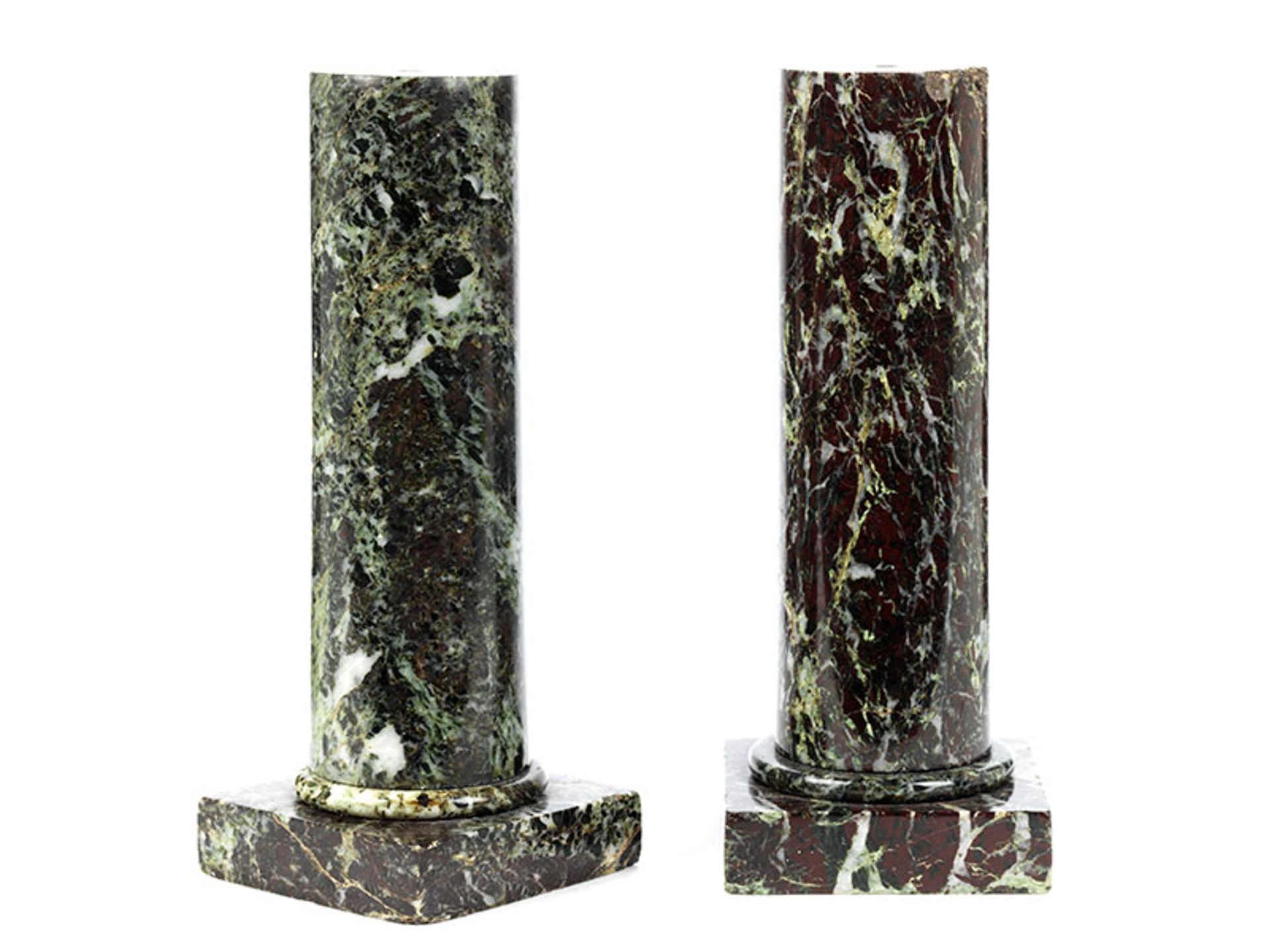 Paar grüne Marmorsäulenstümpfe Höhe: 23 cm. Seitenlänge der Basis: 9 cm. 18. Jahrhundert. Glatte