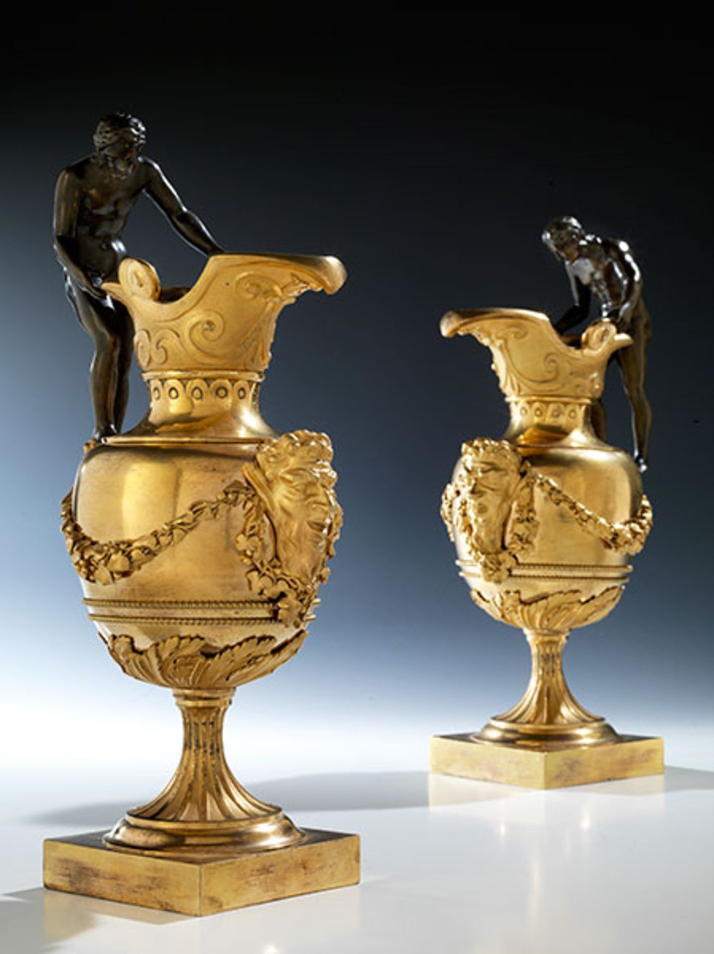 Ein Paar Pariser Schenkkannen Höhe: 33 cm. Basis: 10 x 10 cm. Paris, Ende 18. Jahrhundert. Bronze,
