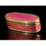 Pariser Golddose mit rosa Guilloche-Email Höhe: 3 cm. Breite: 8,3 cm. Boden und Deckel punziert