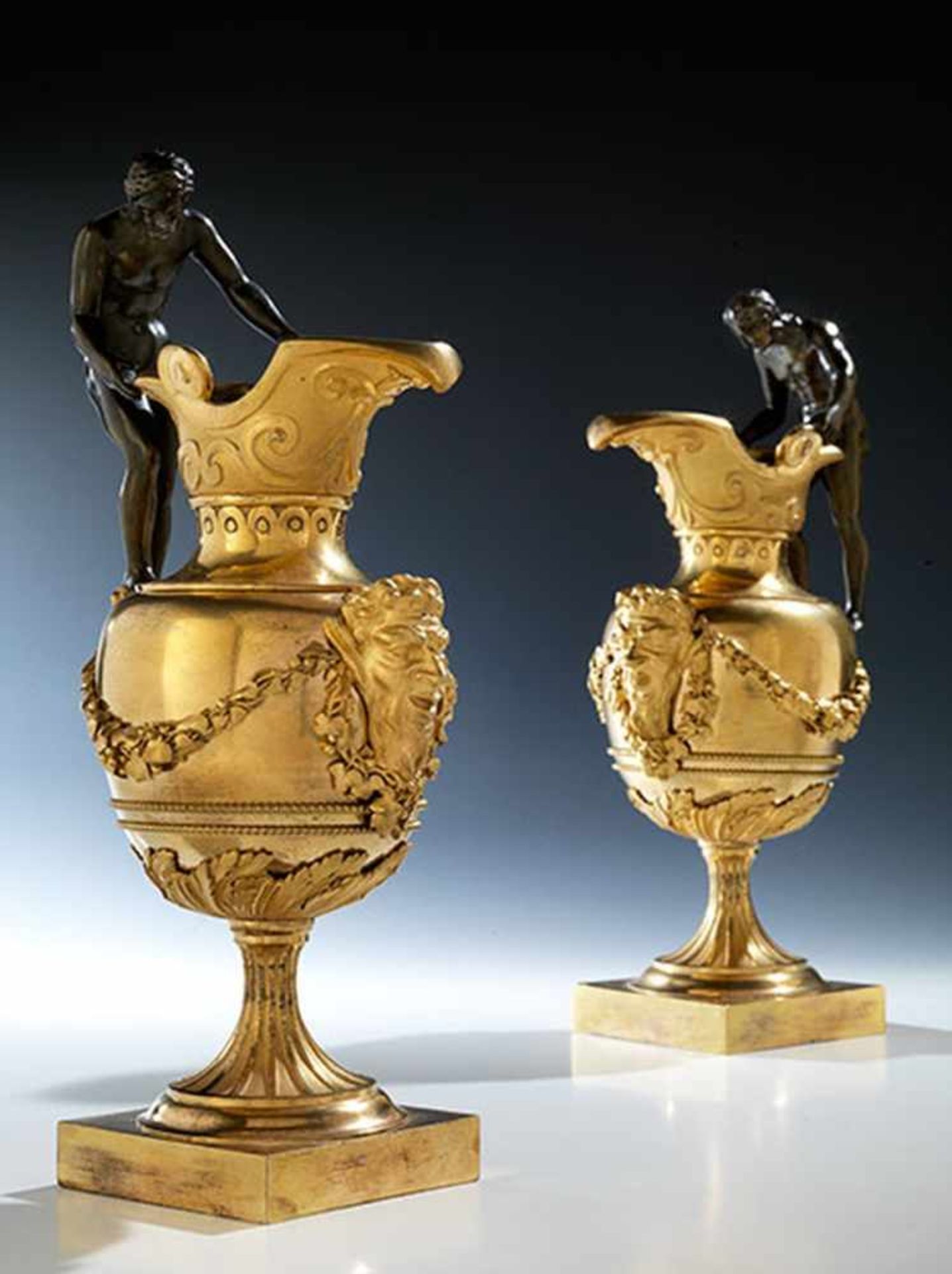 Ein Paar Pariser Schenkkannen Höhe: 33 cm. Basis: 10 x 10 cm. Paris, Ende 18. Jahrhundert. Bronze, - Bild 6 aus 6