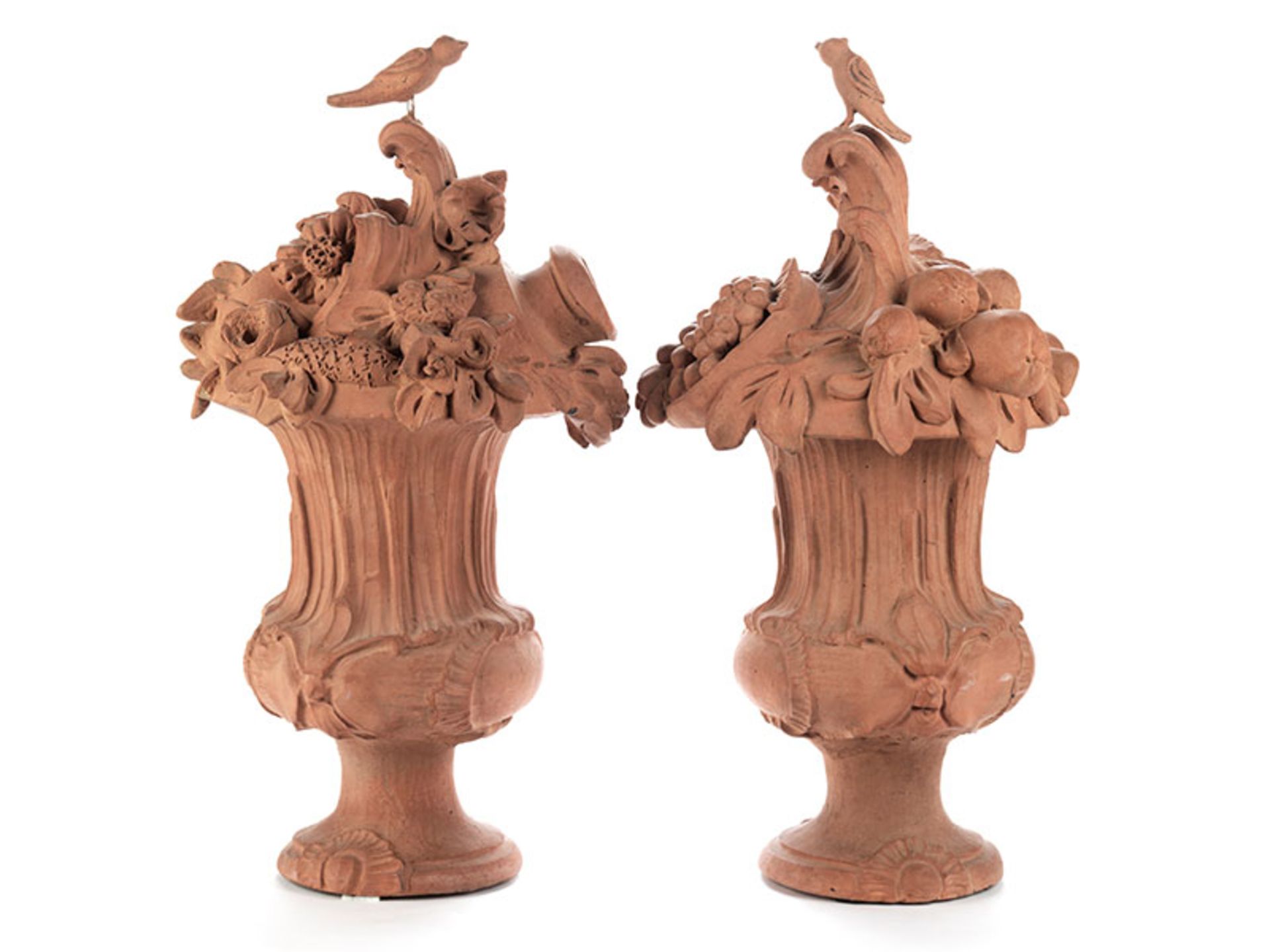 Paar große Rokoko-Vasen in Terrakotta Höhe: je ca. 65 cm. Wohl Franken, Mitte 18. Jahrhundert. Die - Bild 2 aus 4