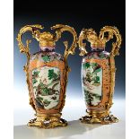 Paar montierte Famille Rose-Vasen Höhe: 33 cm. Durchmesser: 21 cm. Frankreich und China, 18.