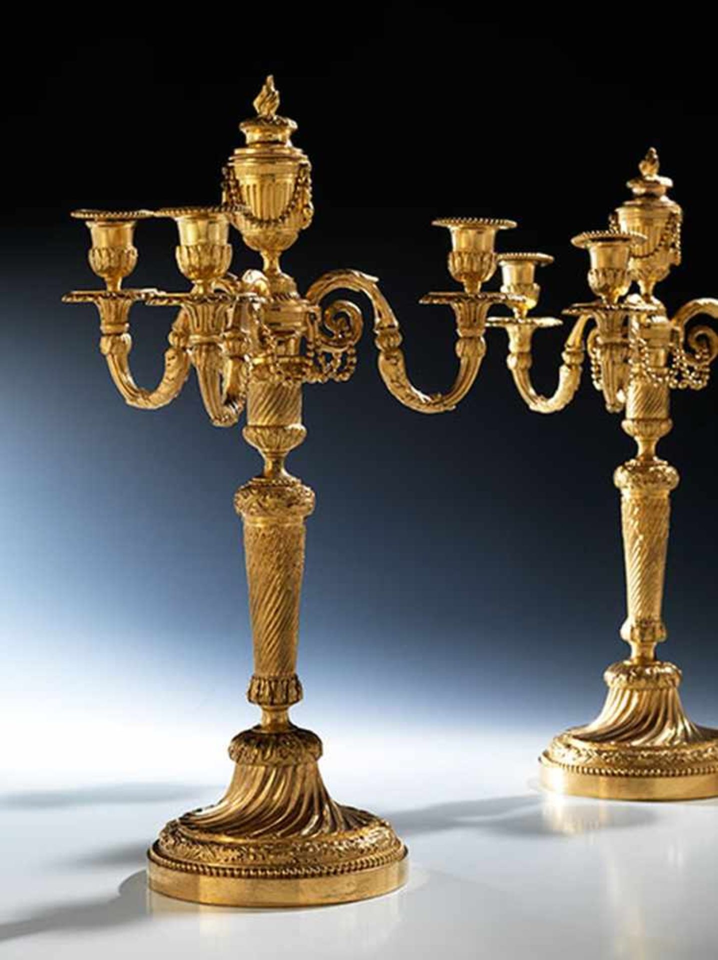 Paar Louis XVI-Girandolen in Bronze und Vergoldung Höhe: 50 cm. Frankreich, Ende 18. Jahrhundert. - Bild 6 aus 6