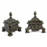 Paar Deckelgefäße im venezianischen Renaissance-Stil Höhe: 13 cm. Seitenlänge: 13 cm. In Bronze,