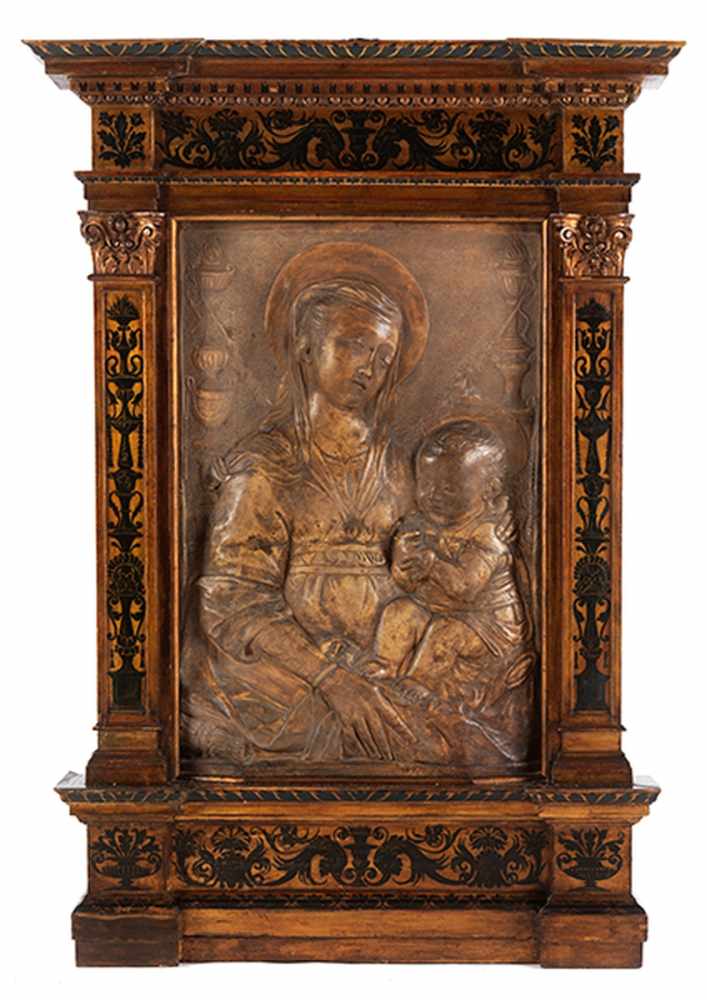 Alceo Dossena, 1878 Cremona "" 1937 Rom, zug. MADONNA MIT DEM KIND Außenmaß: 127,5 x 87 cm. Im - Image 4 of 7