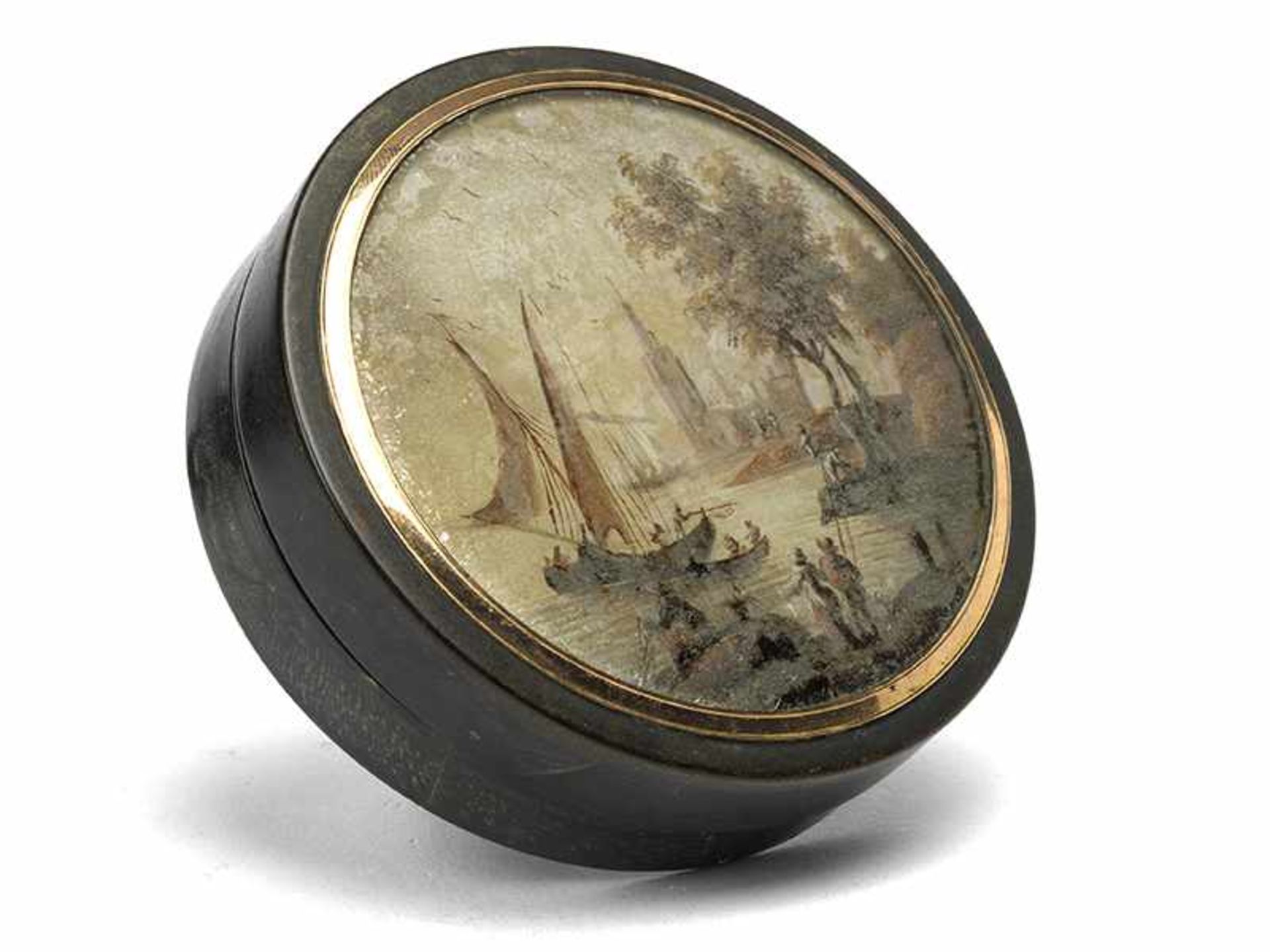 RUNDE SCHILDPATTDOSE Höhe: 2 cm. Durchmesser: 8 cm. Italien, um 1775. Mit Miniaturmalerei unter