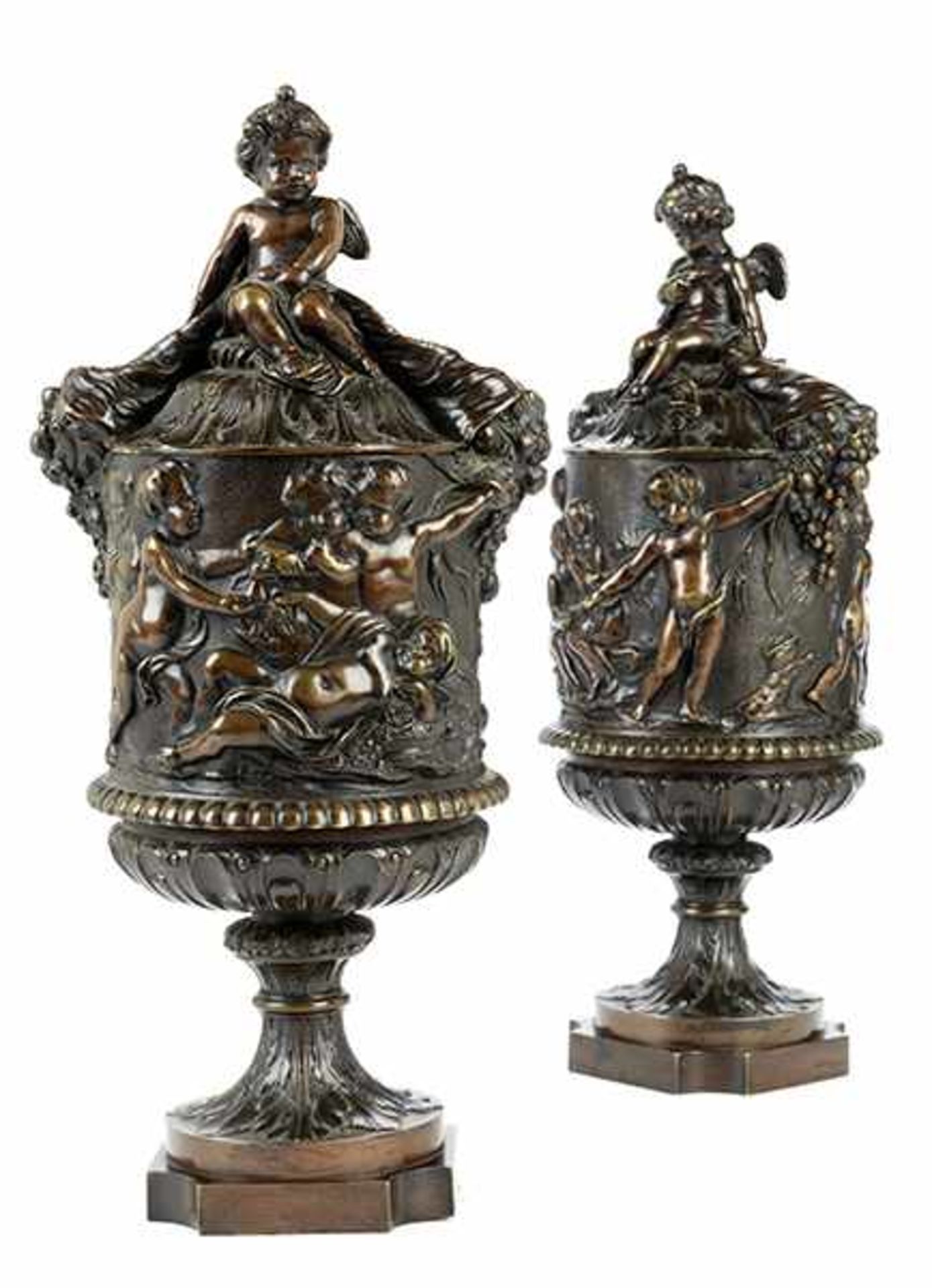 Paar Deckelpokale Höhe: 40 cm. 19. Jahrhundert. Bronze. Jeweils eingezogener Rundfuß über
