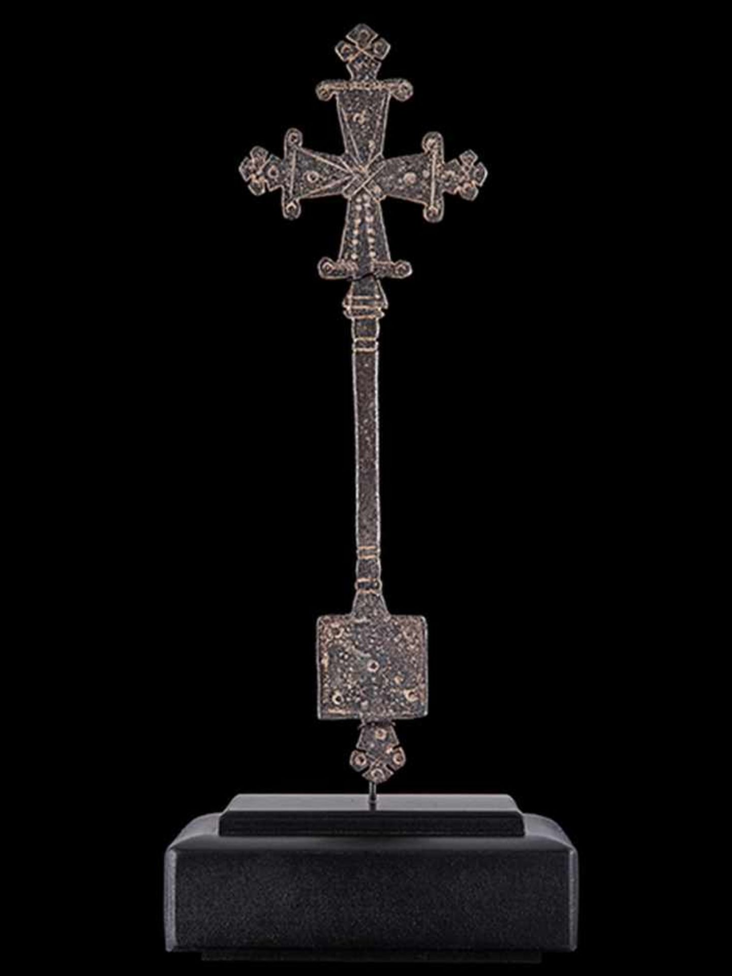 Äthiopisches Segenskreuz Höhe: 21,5 cm. Äthiopien, 19. Jahrhundert. Eisenbronze, geschmiedet, - Bild 2 aus 3