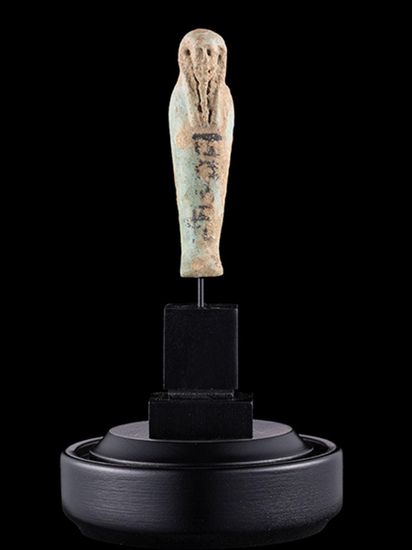 Uschebti Höhe: 8 cm. Ägypten, Ptolemäische Dynastie, 332-31 v. Chr. Fayence, türkis mit schwarzer