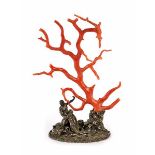 Kunstkammerobjekt mit großer roter Koralle in Form eines Baumes Höhe: 17,5 cm. Ovalplinthe: 9 x 6,